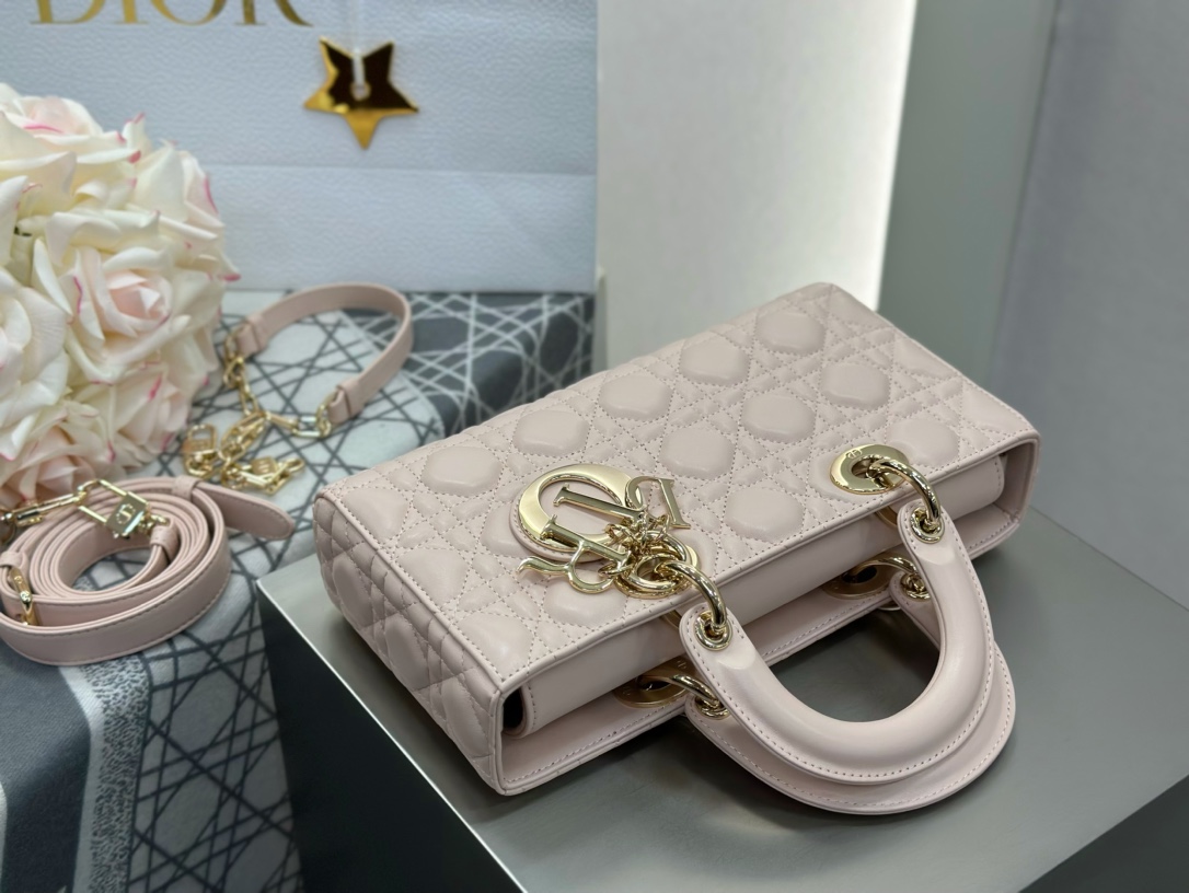 𝑳𝒂𝒅𝒚 𝑫–𝑱𝒐𝒚 横版戴妃包中号❗️浅粉中号现货🔥比起方方正正的经典款戴妃横版甜酷本体！又优雅又有个