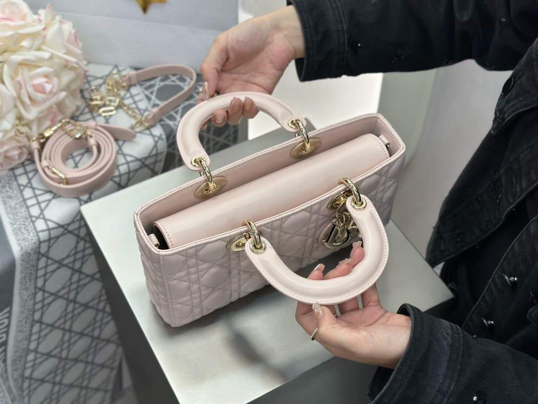 𝑳𝒂𝒅𝒚 𝑫–𝑱𝒐𝒚 横版戴妃包中号❗️浅粉中号现货🔥比起方方正正的经典款戴妃横版甜酷本体！又优雅又有个