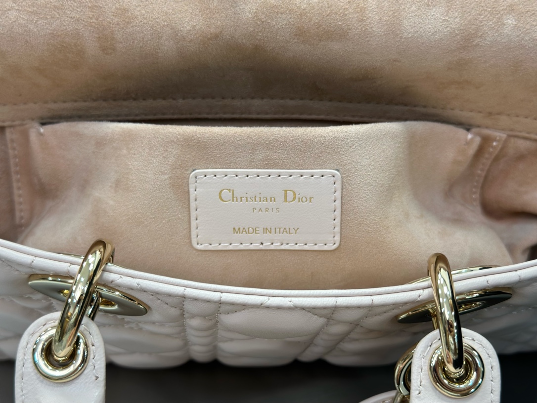 𝑳𝒂𝒅𝒚 𝑫–𝑱𝒐𝒚 横版戴妃包中号❗️浅粉中号现货🔥比起方方正正的经典款戴妃横版甜酷本体！又优雅又有个