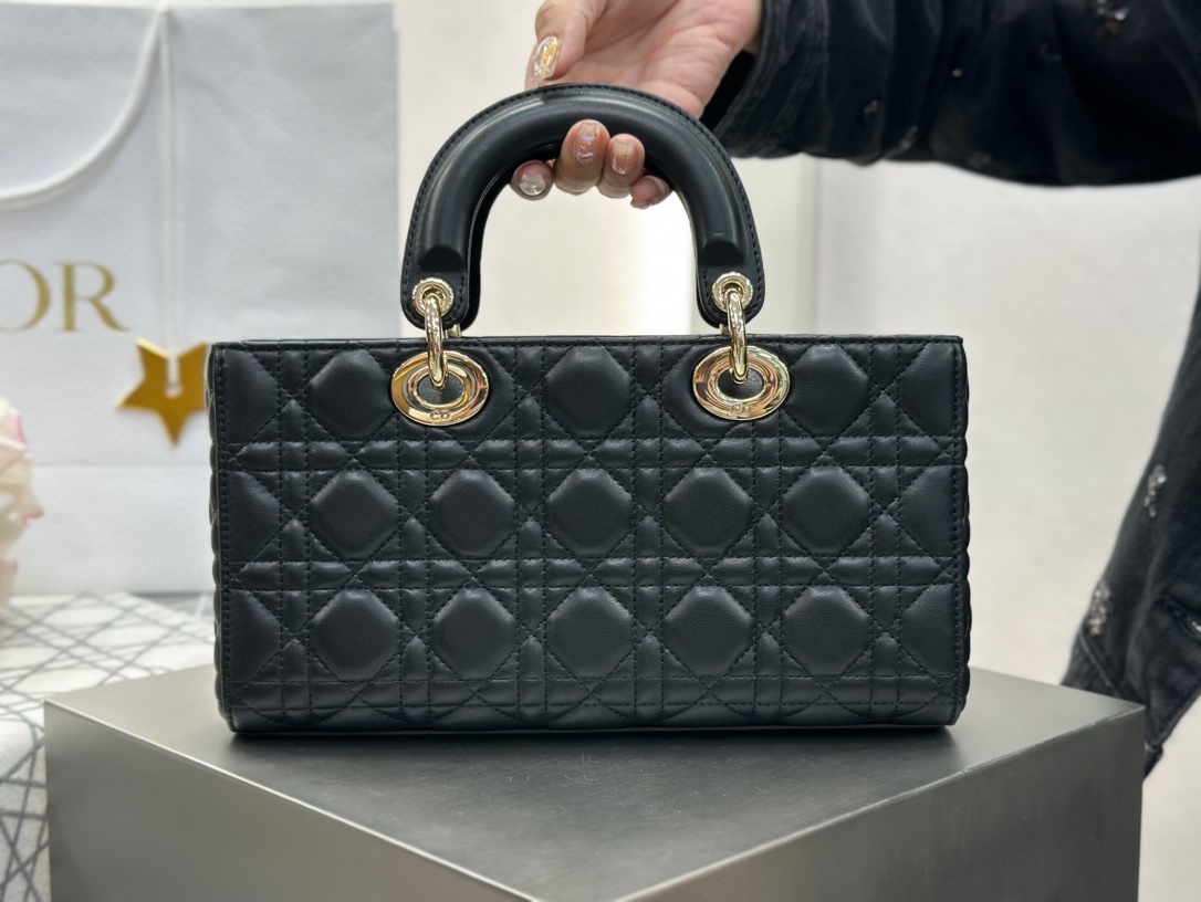 𝑳𝒂𝒅𝒚 𝑫–𝑱𝒐𝒚 横版戴妃包中号❗️黑色中号现货🔥比起方方正正的经典款戴妃横版甜酷本体！又优雅又有个