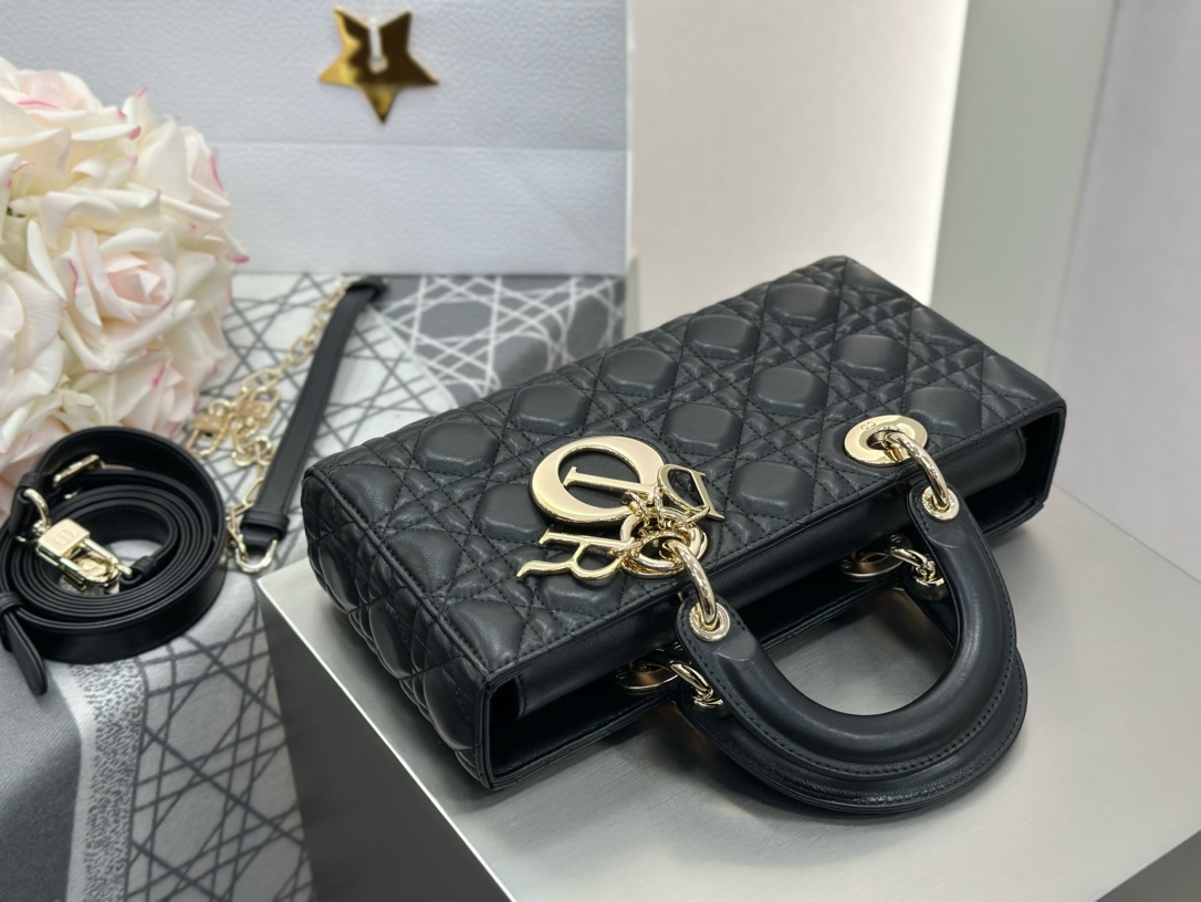 𝑳𝒂𝒅𝒚 𝑫–𝑱𝒐𝒚 横版戴妃包中号❗️黑色中号现货🔥比起方方正正的经典款戴妃横版甜酷本体！又优雅又有个
