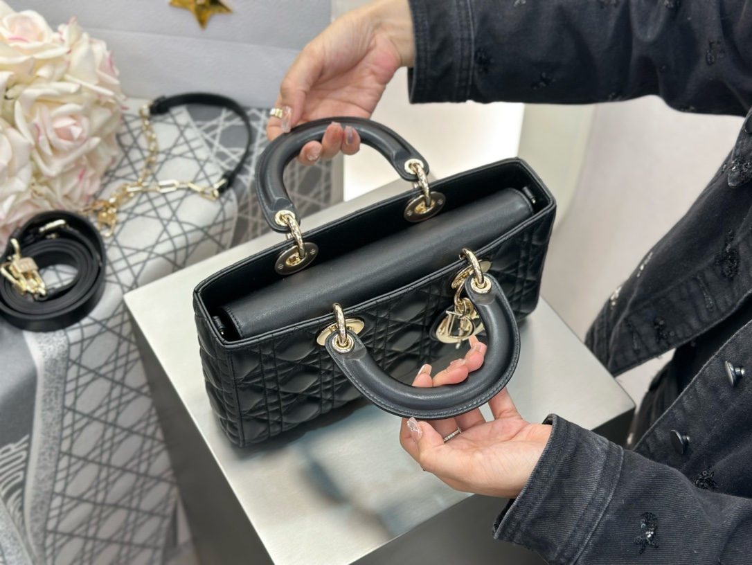 𝑳𝒂𝒅𝒚 𝑫–𝑱𝒐𝒚 横版戴妃包中号❗️黑色中号现货🔥比起方方正正的经典款戴妃横版甜酷本体！又优雅又有个