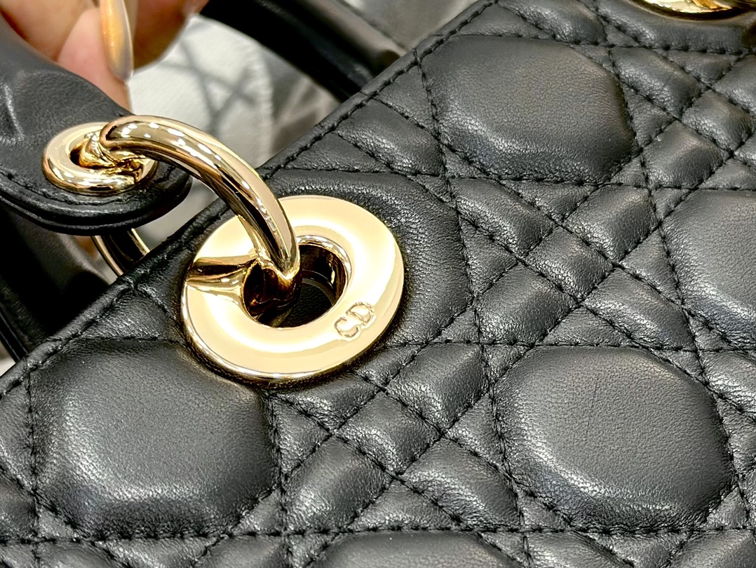 𝑳𝒂𝒅𝒚 𝑫–𝑱𝒐𝒚 横版戴妃包中号❗️黑色中号现货🔥比起方方正正的经典款戴妃横版甜酷本体！又优雅又有个