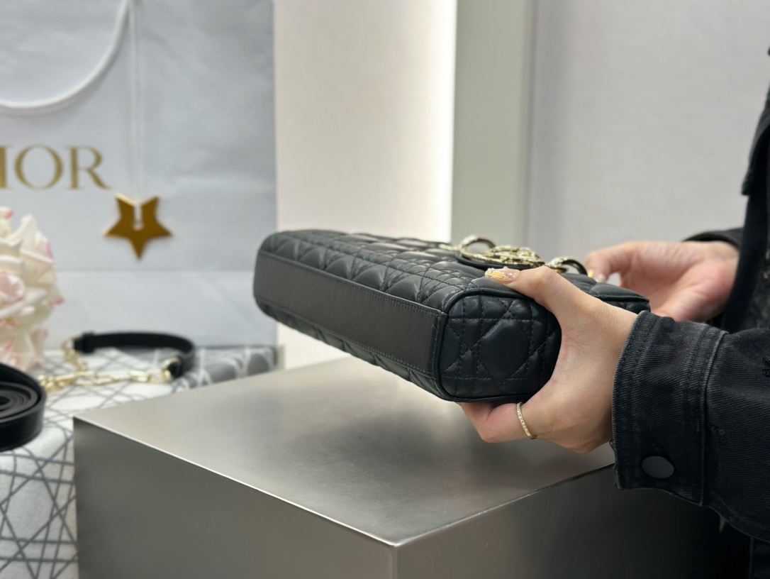 𝑳𝒂𝒅𝒚 𝑫–𝑱𝒐𝒚 横版戴妃包中号❗️黑色中号现货🔥比起方方正正的经典款戴妃横版甜酷本体！又优雅又有个