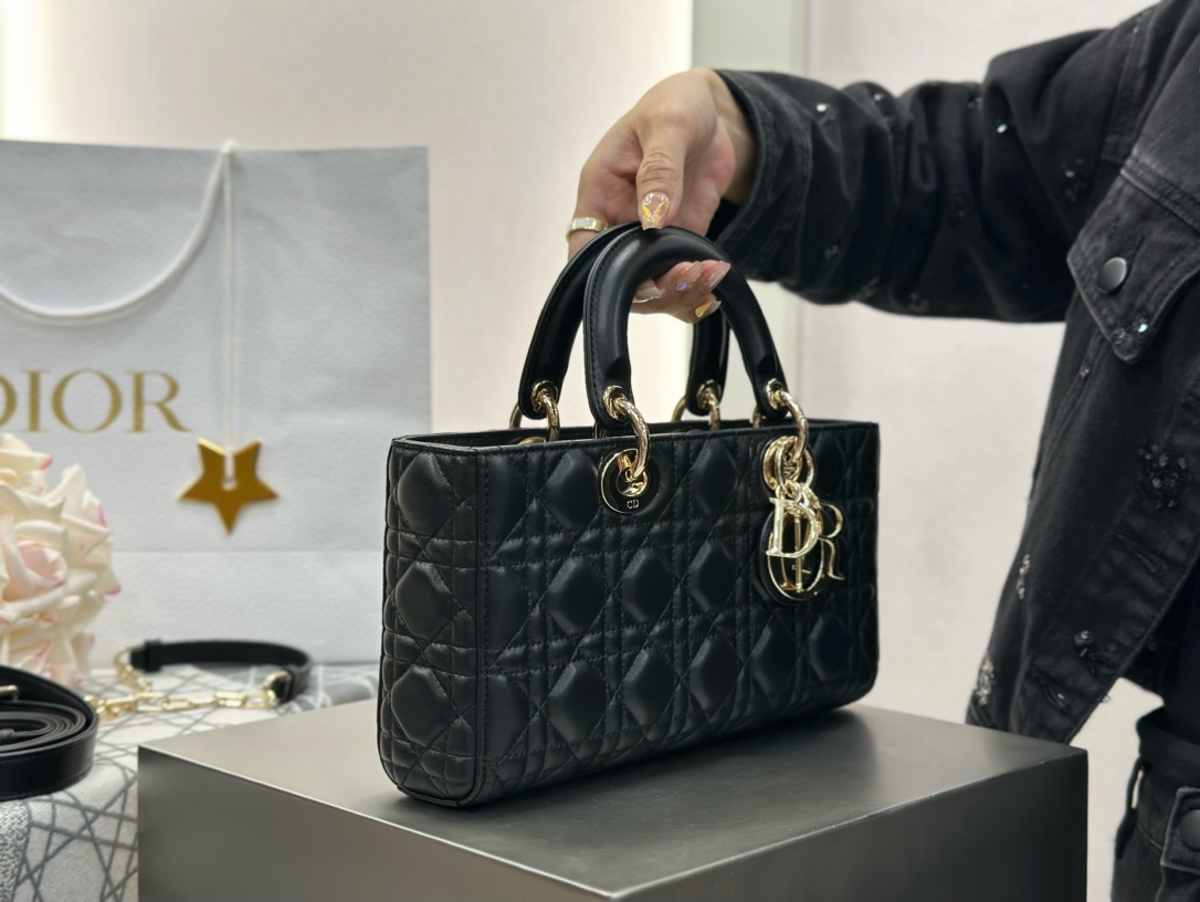 𝑳𝒂𝒅𝒚 𝑫–𝑱𝒐𝒚 横版戴妃包中号❗️黑色中号现货🔥比起方方正正的经典款戴妃横版甜酷本体！又优雅又有个