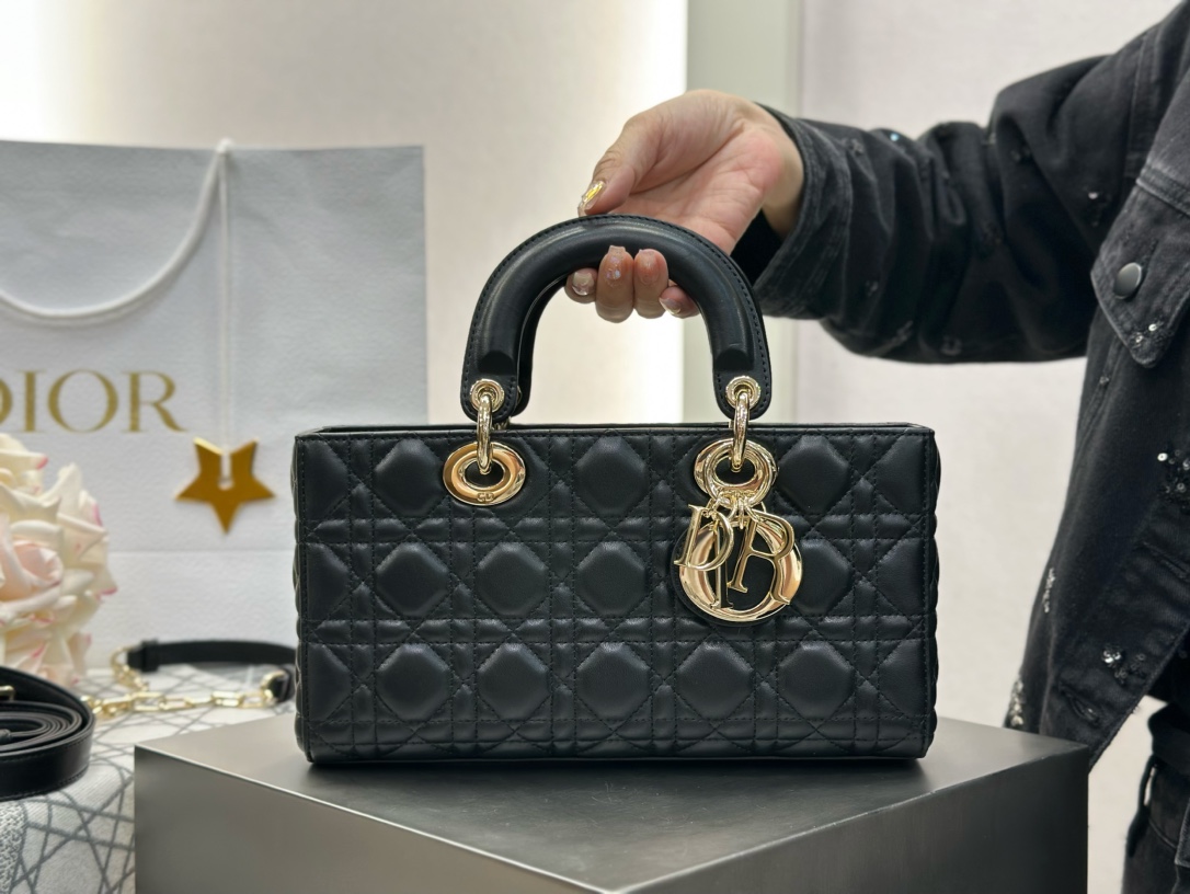𝑳𝒂𝒅𝒚 𝑫–𝑱𝒐𝒚 横版戴妃包中号❗️黑色中号现货🔥比起方方正正的经典款戴妃横版甜酷本体！又优雅又有个