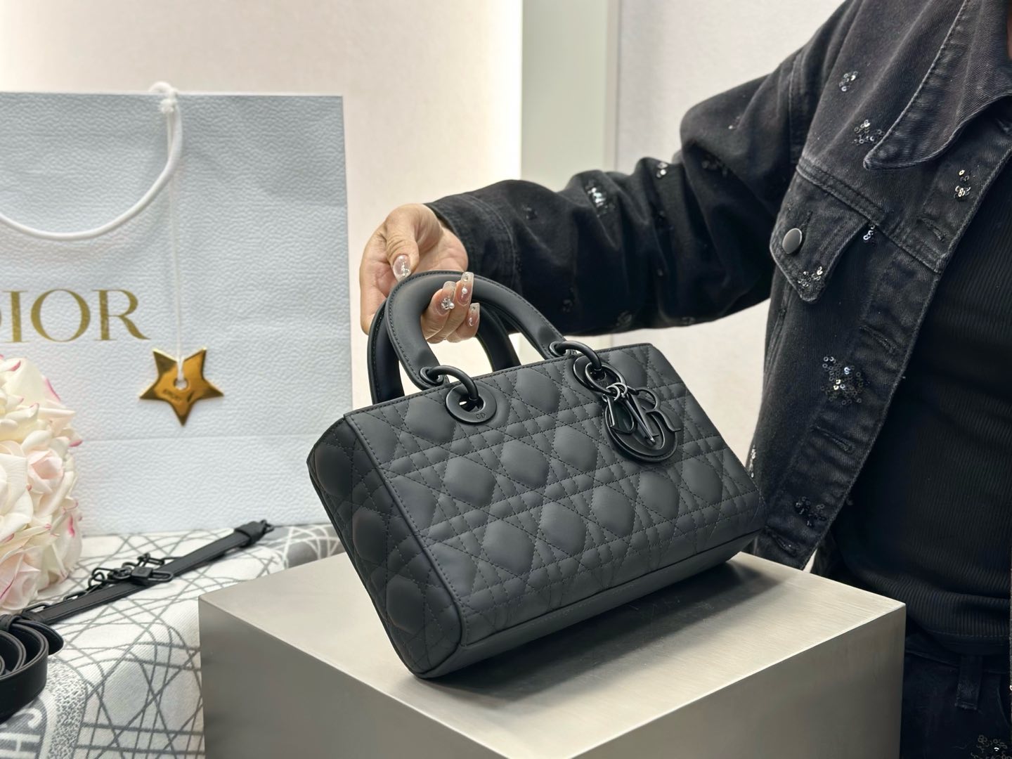 𝑳𝒂𝒅𝒚 𝑫–𝑱𝒐𝒚 横版戴妃包中号❗️磨砂黑中号现货🔥比起方方正正的经典款戴妃横版甜酷本体！磨砂黑，又