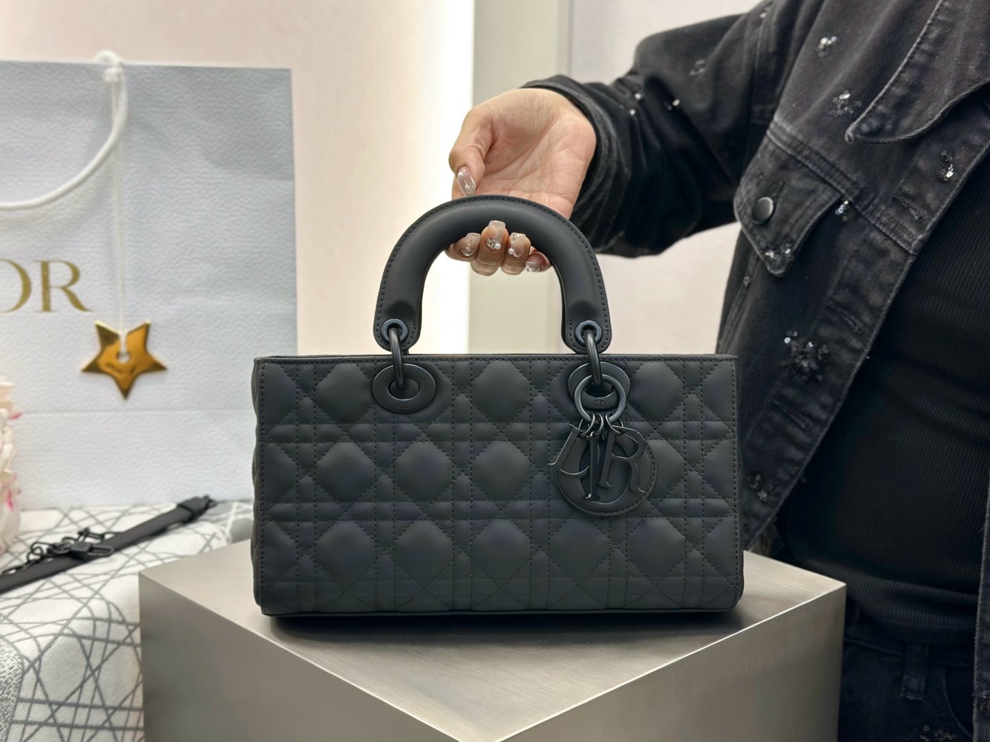 𝑳𝒂𝒅𝒚 𝑫–𝑱𝒐𝒚 横版戴妃包中号❗️磨砂黑中号现货🔥比起方方正正的经典款戴妃横版甜酷本体！磨砂黑，又