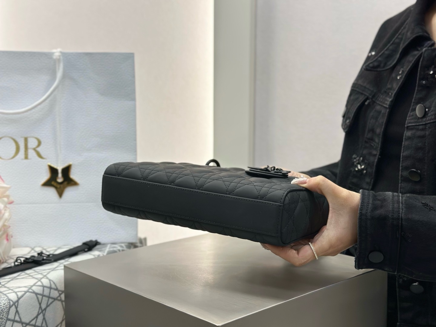 𝑳𝒂𝒅𝒚 𝑫–𝑱𝒐𝒚 横版戴妃包中号❗️磨砂黑中号现货🔥比起方方正正的经典款戴妃横版甜酷本体！磨砂黑，又