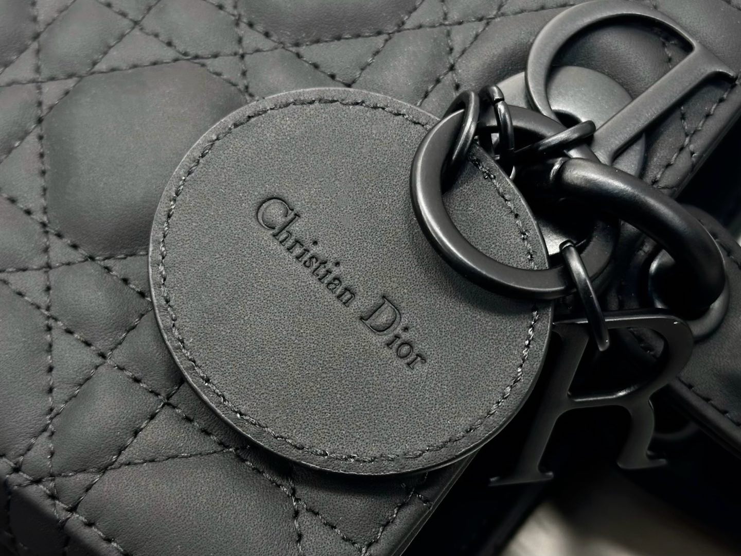 𝑳𝒂𝒅𝒚 𝑫–𝑱𝒐𝒚 横版戴妃包中号❗️磨砂黑中号现货🔥比起方方正正的经典款戴妃横版甜酷本体！磨砂黑，又