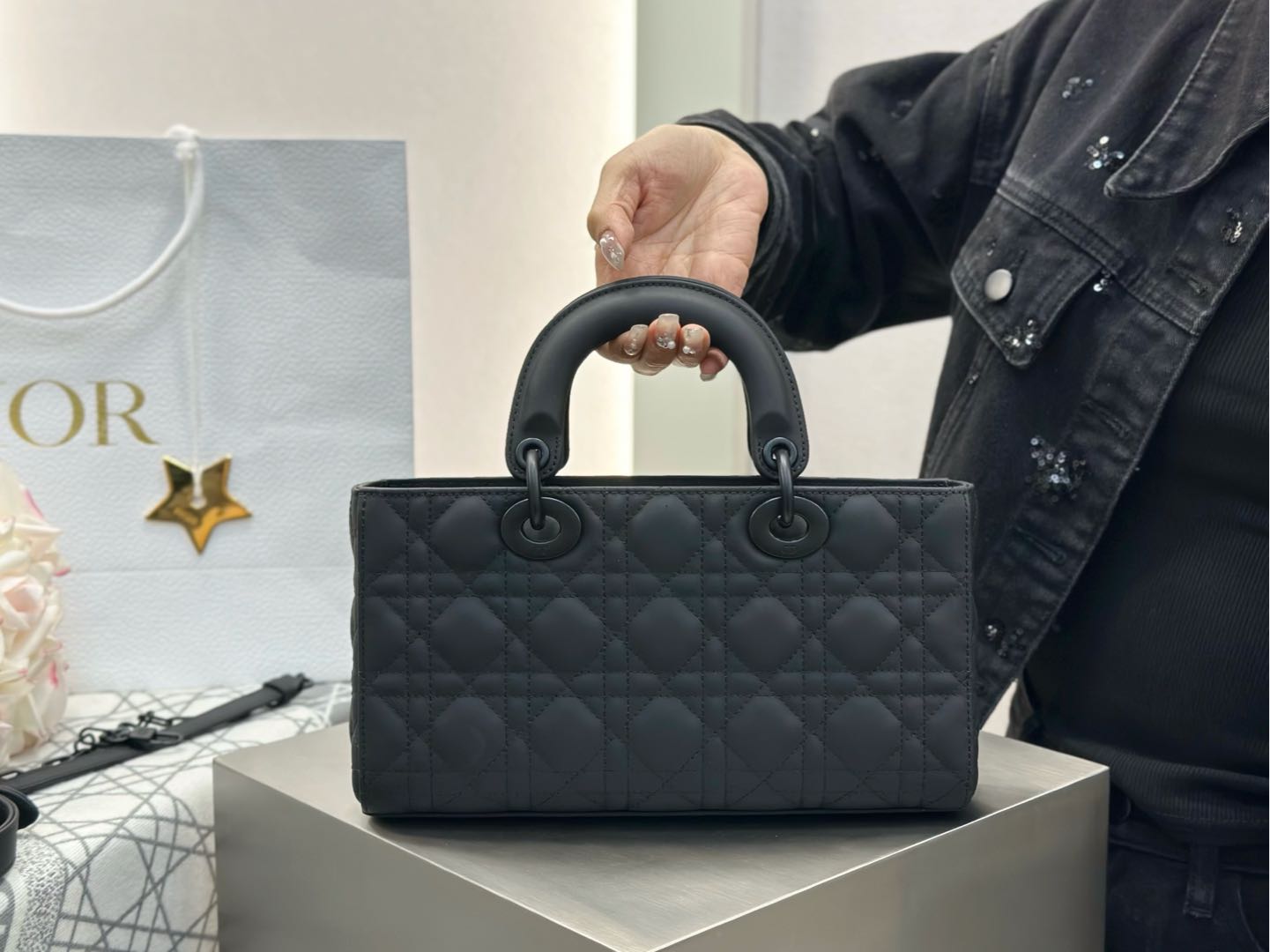 𝑳𝒂𝒅𝒚 𝑫–𝑱𝒐𝒚 横版戴妃包中号❗️磨砂黑中号现货🔥比起方方正正的经典款戴妃横版甜酷本体！磨砂黑，又