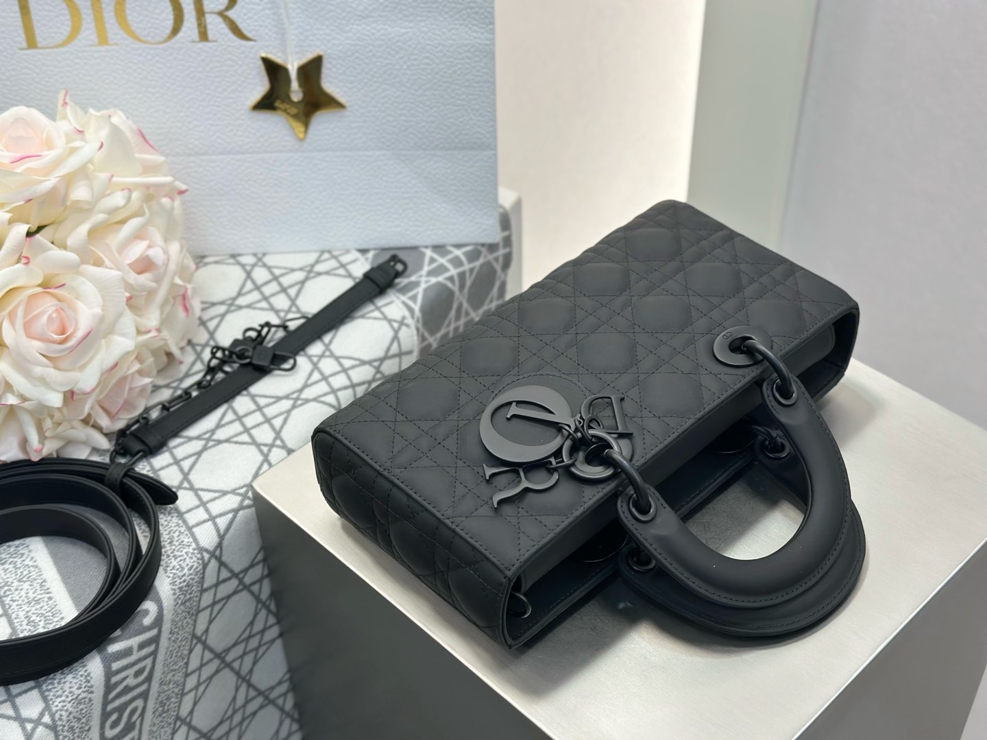 𝑳𝒂𝒅𝒚 𝑫–𝑱𝒐𝒚 横版戴妃包中号❗️磨砂黑中号现货🔥比起方方正正的经典款戴妃横版甜酷本体！磨砂黑，又