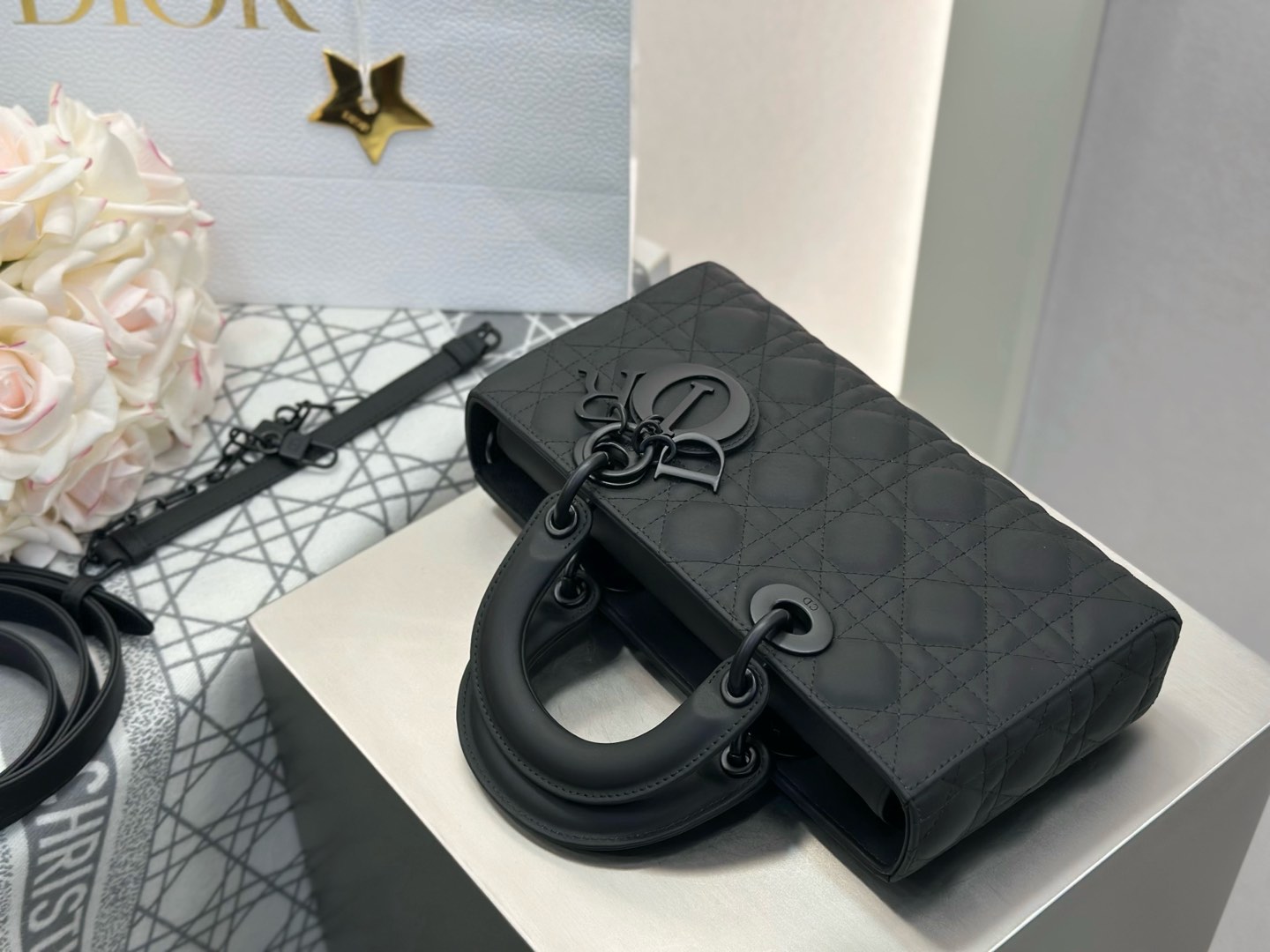 𝑳𝒂𝒅𝒚 𝑫–𝑱𝒐𝒚 横版戴妃包中号❗️磨砂黑中号现货🔥比起方方正正的经典款戴妃横版甜酷本体！磨砂黑，又