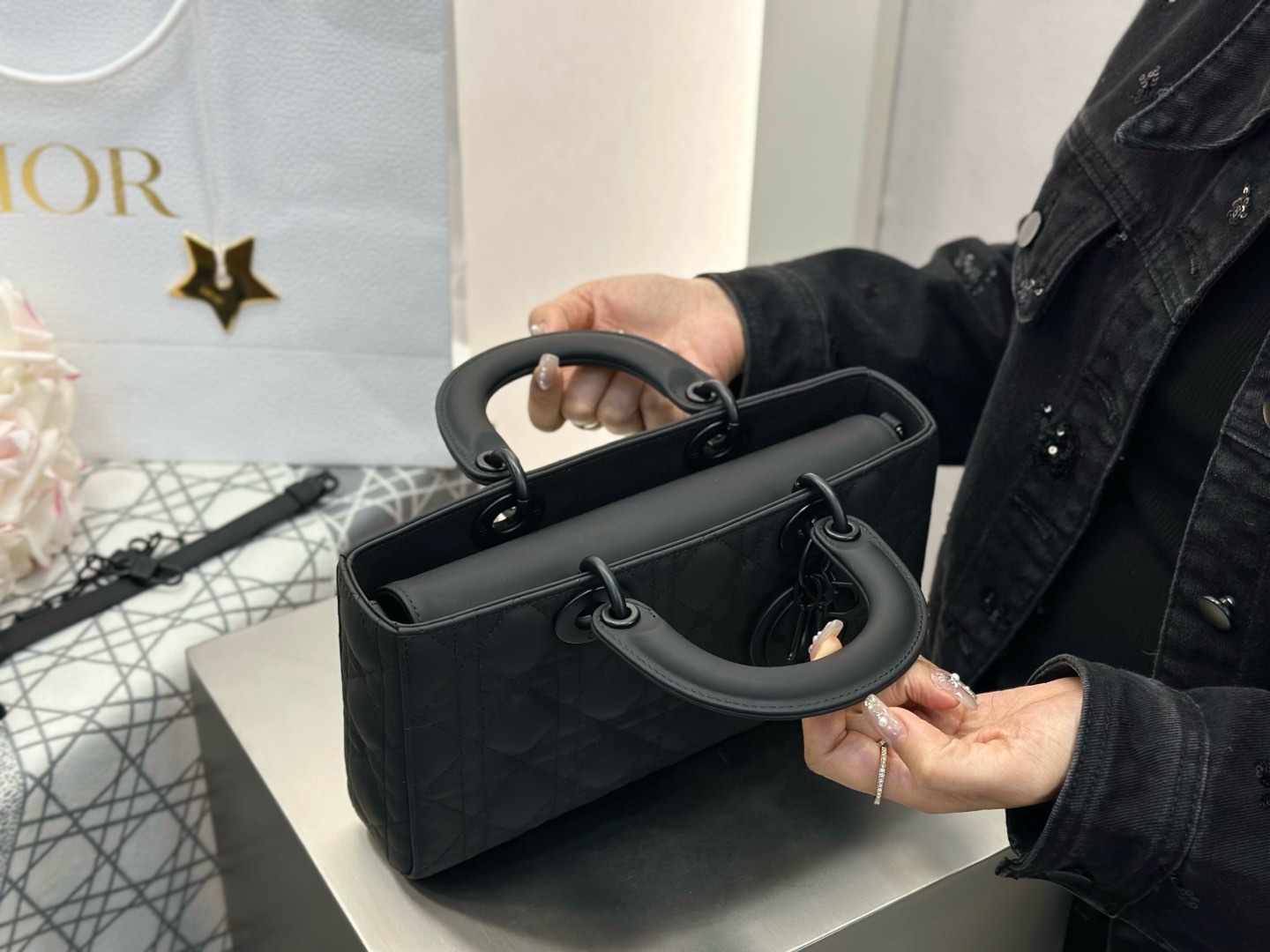 𝑳𝒂𝒅𝒚 𝑫–𝑱𝒐𝒚 横版戴妃包中号❗️磨砂黑中号现货🔥比起方方正正的经典款戴妃横版甜酷本体！磨砂黑，又