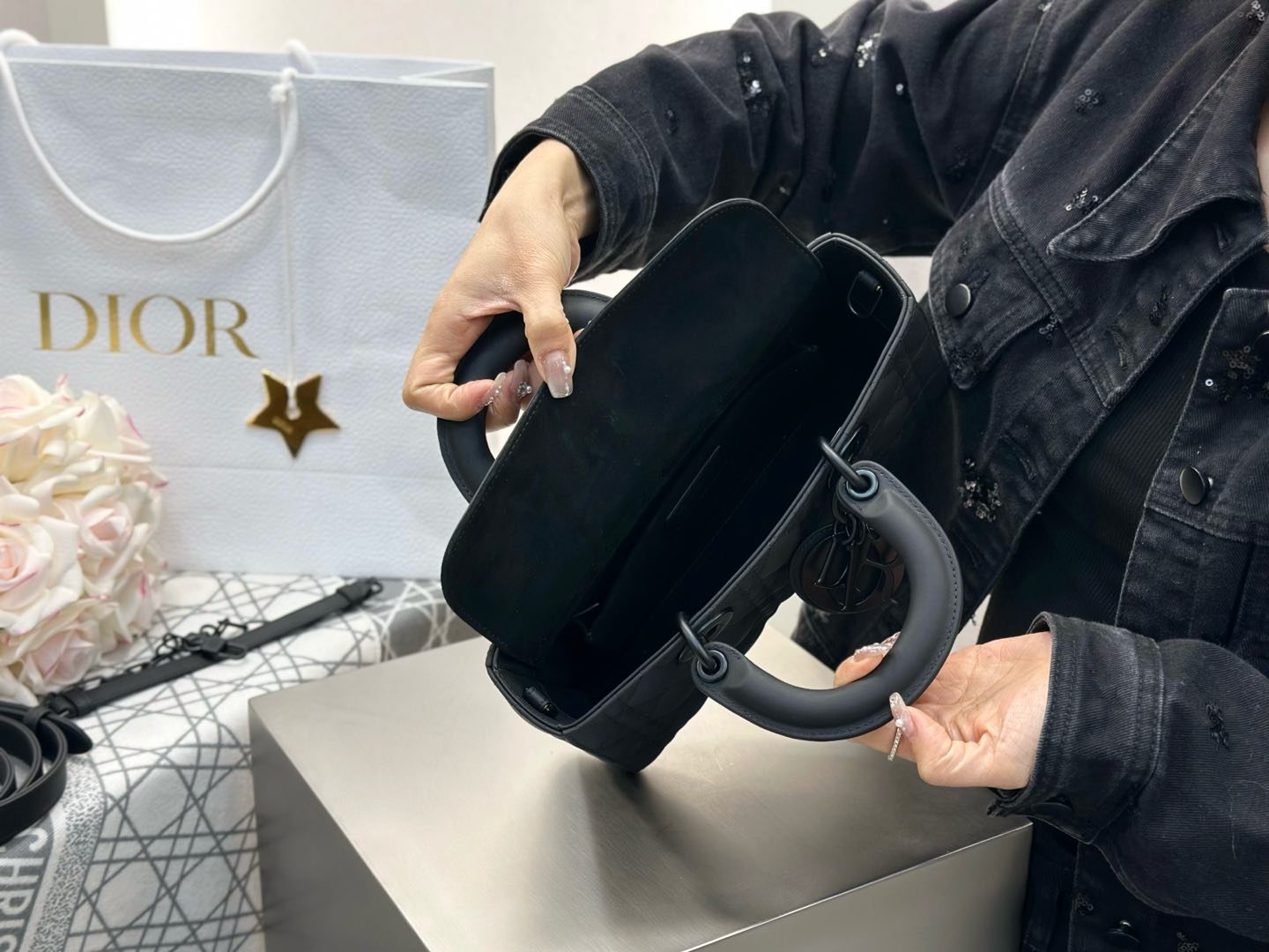 𝑳𝒂𝒅𝒚 𝑫–𝑱𝒐𝒚 横版戴妃包中号❗️磨砂黑中号现货🔥比起方方正正的经典款戴妃横版甜酷本体！磨砂黑，又