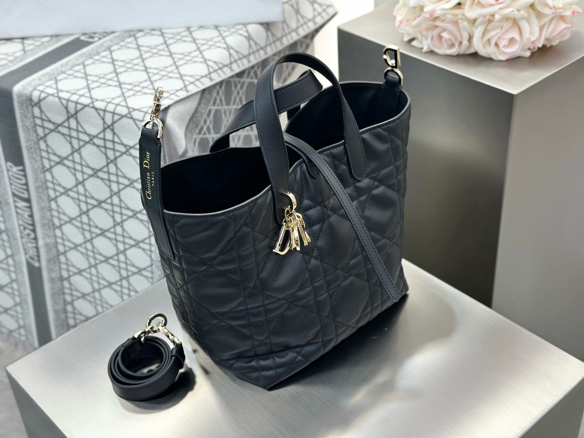 𝑫𝒊𝒐𝒓 𝑻𝒐𝒖𝒋𝒐𝒖𝒓𝒔 竖版中号❗️原厂黑金中号现货🔥喜欢竖版的时髦精们有福啦❕新版竖款菜篮子设计🔆