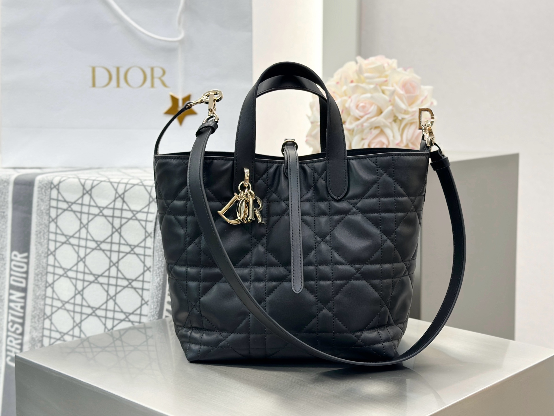 𝑫𝒊𝒐𝒓 𝑻𝒐𝒖𝒋𝒐𝒖𝒓𝒔 竖版中号❗️原厂黑金中号现货🔥喜欢竖版的时髦精们有福啦❕新版竖款菜篮子设计🔆