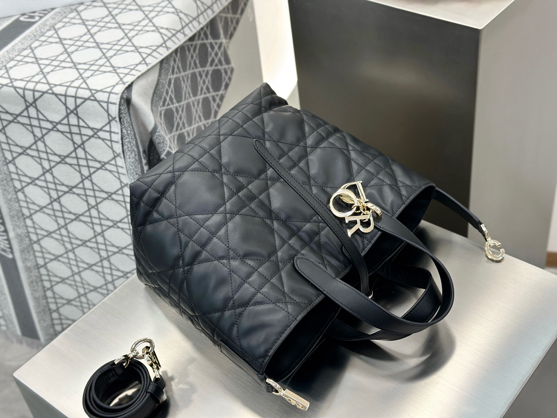 𝑫𝒊𝒐𝒓 𝑻𝒐𝒖𝒋𝒐𝒖𝒓𝒔 竖版中号❗️原厂黑金中号现货🔥喜欢竖版的时髦精们有福啦❕新版竖款菜篮子设计🔆