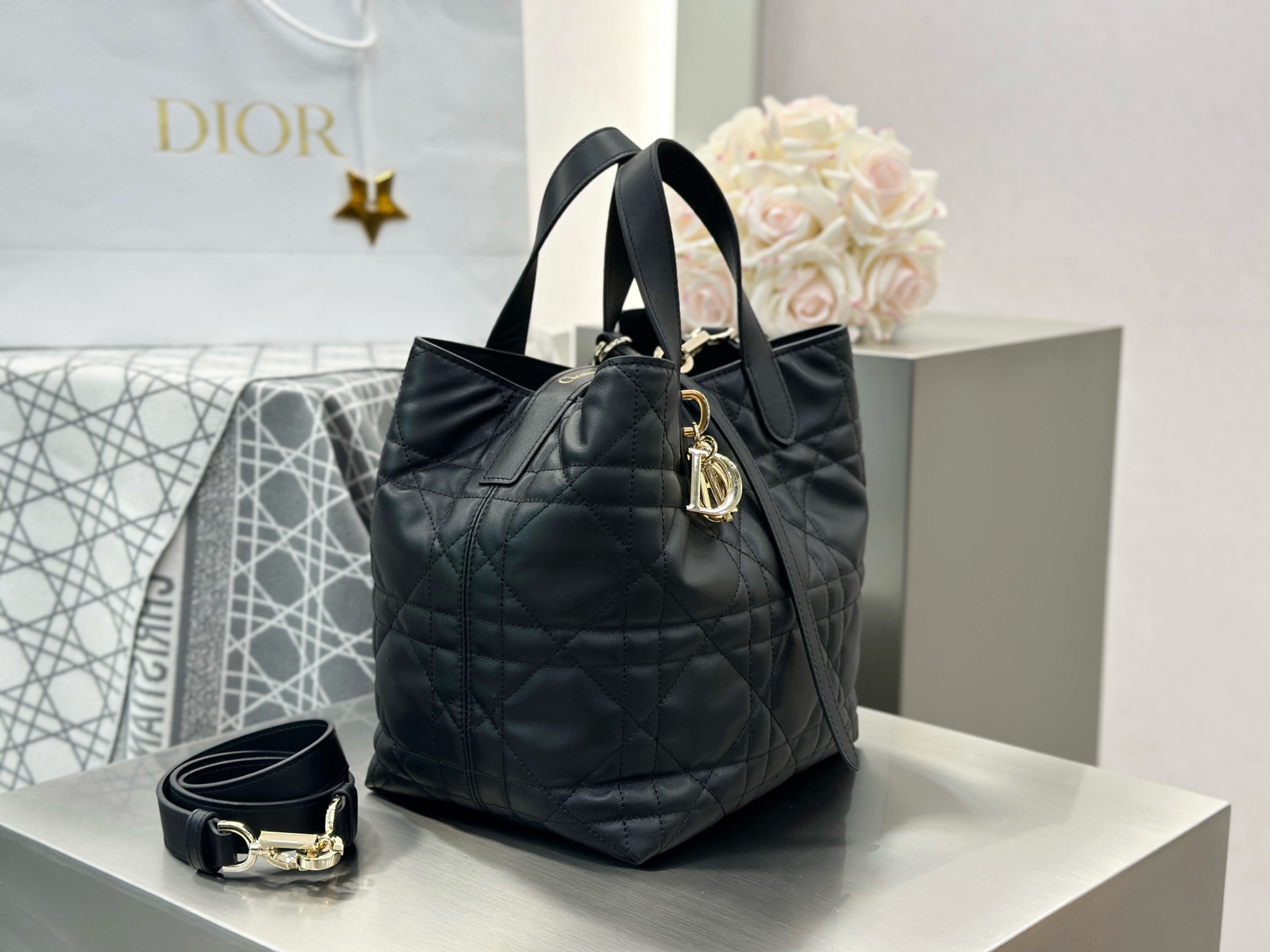 𝑫𝒊𝒐𝒓 𝑻𝒐𝒖𝒋𝒐𝒖𝒓𝒔 竖版中号❗️原厂黑金中号现货🔥喜欢竖版的时髦精们有福啦❕新版竖款菜篮子设计🔆