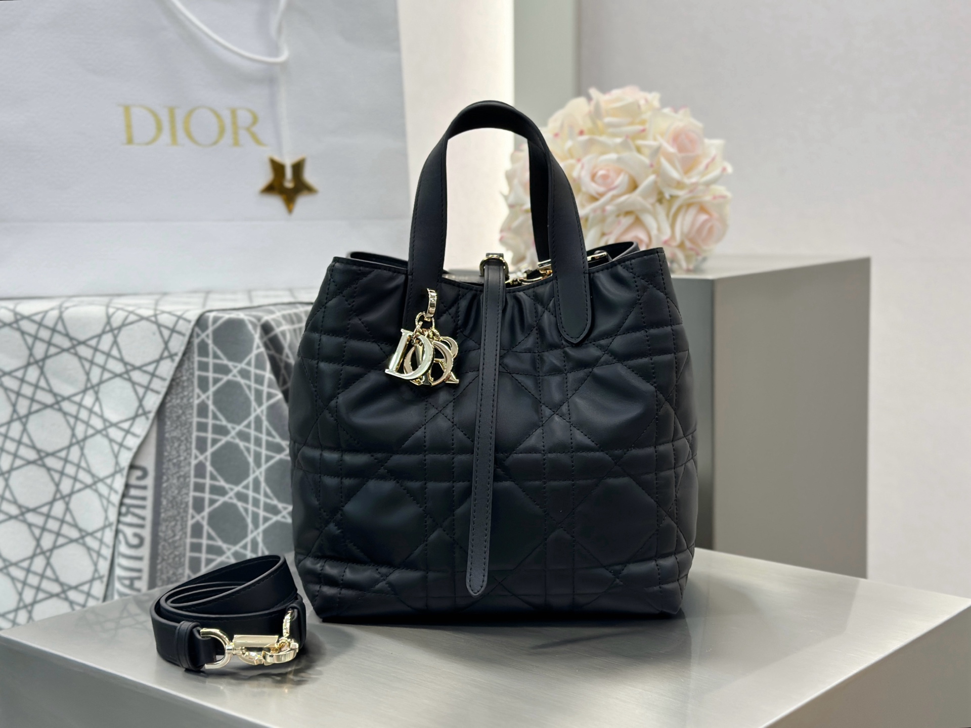 𝑫𝒊𝒐𝒓 𝑻𝒐𝒖𝒋𝒐𝒖𝒓𝒔 竖版中号❗️原厂黑金中号现货🔥喜欢竖版的时髦精们有福啦❕新版竖款菜篮子设计🔆