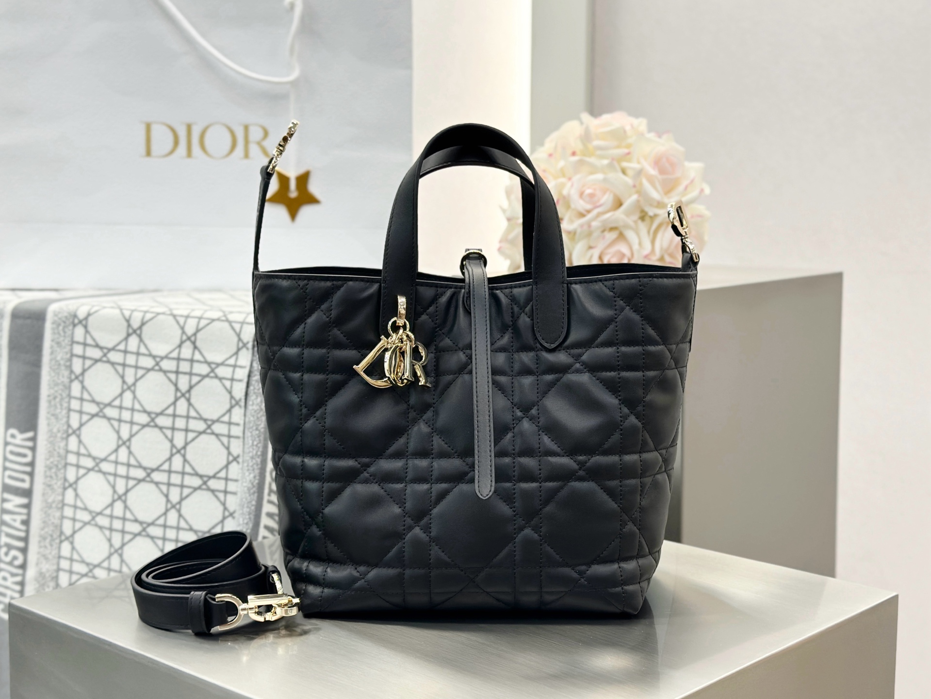 𝑫𝒊𝒐𝒓 𝑻𝒐𝒖𝒋𝒐𝒖𝒓𝒔 竖版中号❗️原厂黑金中号现货🔥喜欢竖版的时髦精们有福啦❕新版竖款菜篮子设计🔆