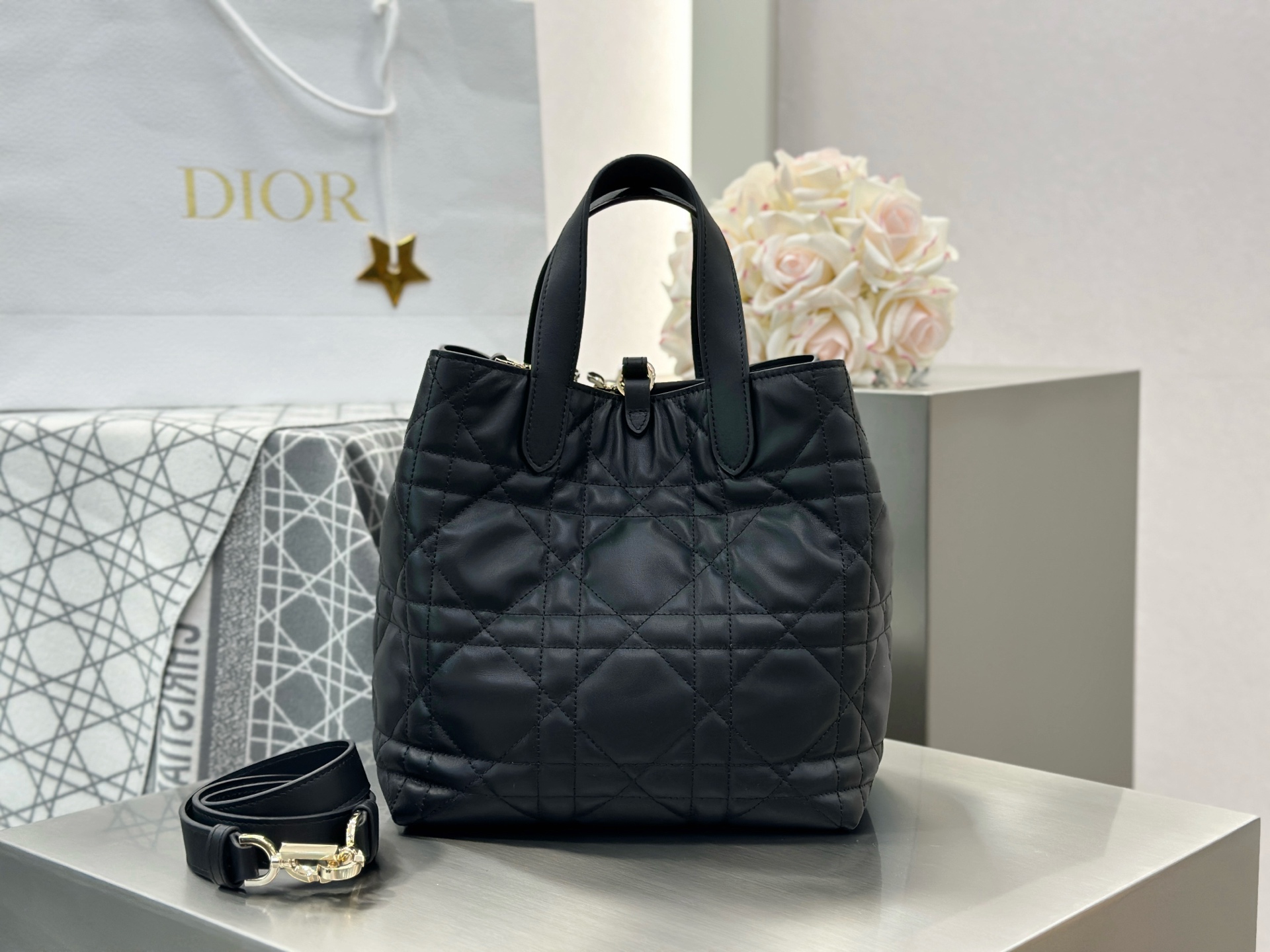 𝑫𝒊𝒐𝒓 𝑻𝒐𝒖𝒋𝒐𝒖𝒓𝒔 竖版中号❗️原厂黑金中号现货🔥喜欢竖版的时髦精们有福啦❕新版竖款菜篮子设计🔆