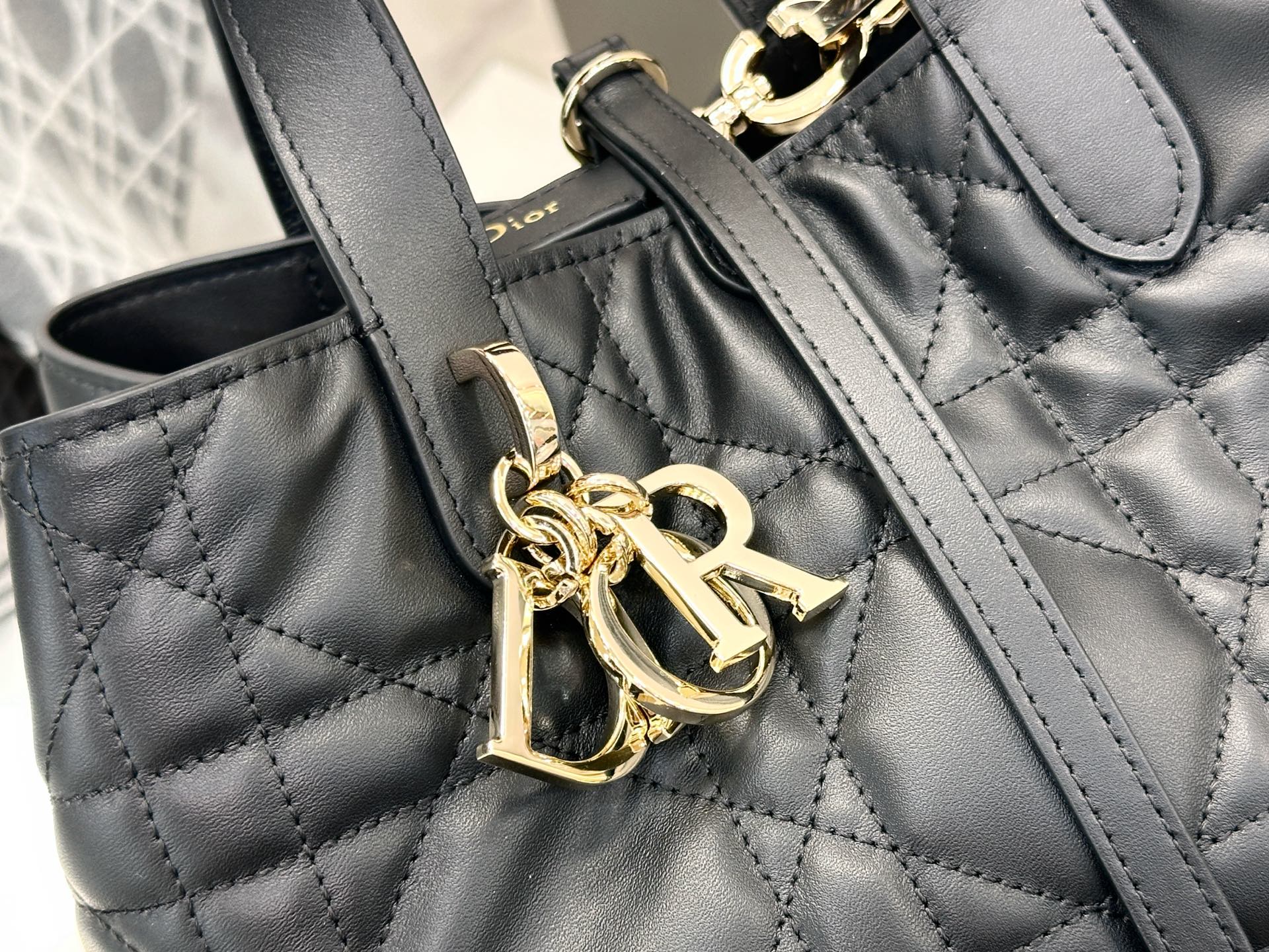 𝑫𝒊𝒐𝒓 𝑻𝒐𝒖𝒋𝒐𝒖𝒓𝒔 竖版中号❗️原厂黑金中号现货🔥喜欢竖版的时髦精们有福啦❕新版竖款菜篮子设计🔆