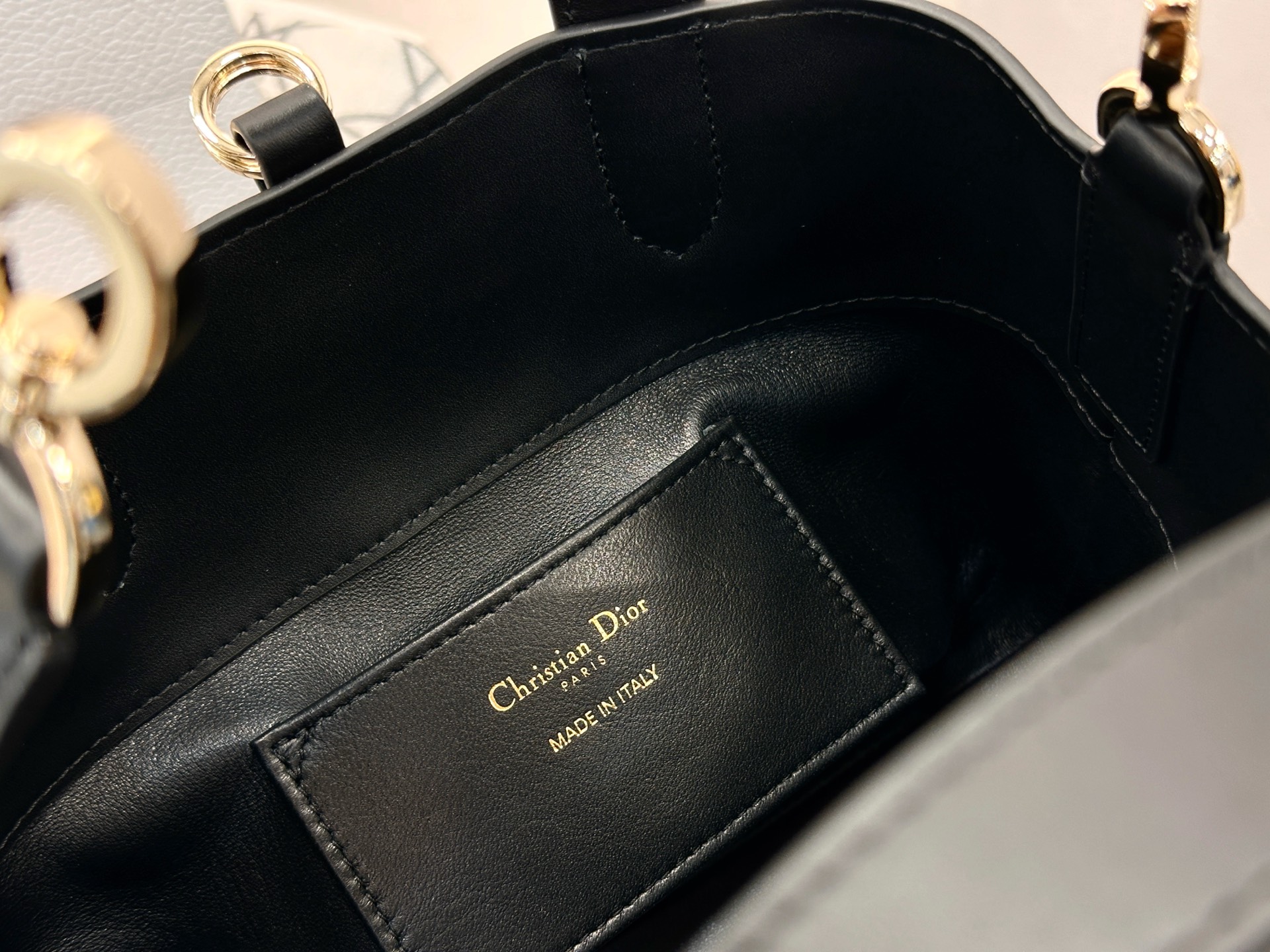 𝑫𝒊𝒐𝒓 𝑻𝒐𝒖𝒋𝒐𝒖𝒓𝒔 竖版中号❗️原厂黑金中号现货🔥喜欢竖版的时髦精们有福啦❕新版竖款菜篮子设计🔆