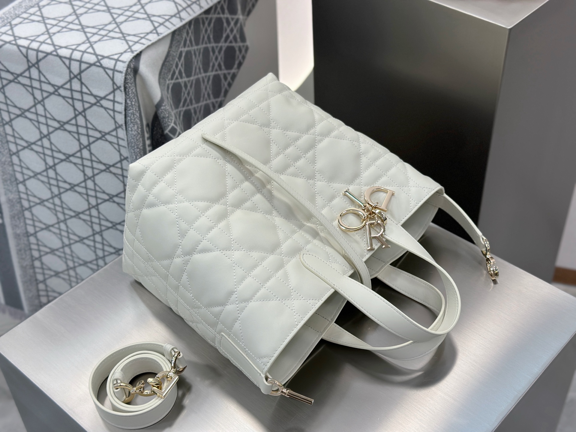 𝑫𝒊𝒐𝒓 𝑻𝒐𝒖𝒋𝒐𝒖𝒓𝒔 竖版中号❗️原厂奶白色中号现货🔥喜欢竖版的时髦精们有福啦❕新版竖款菜篮子设计