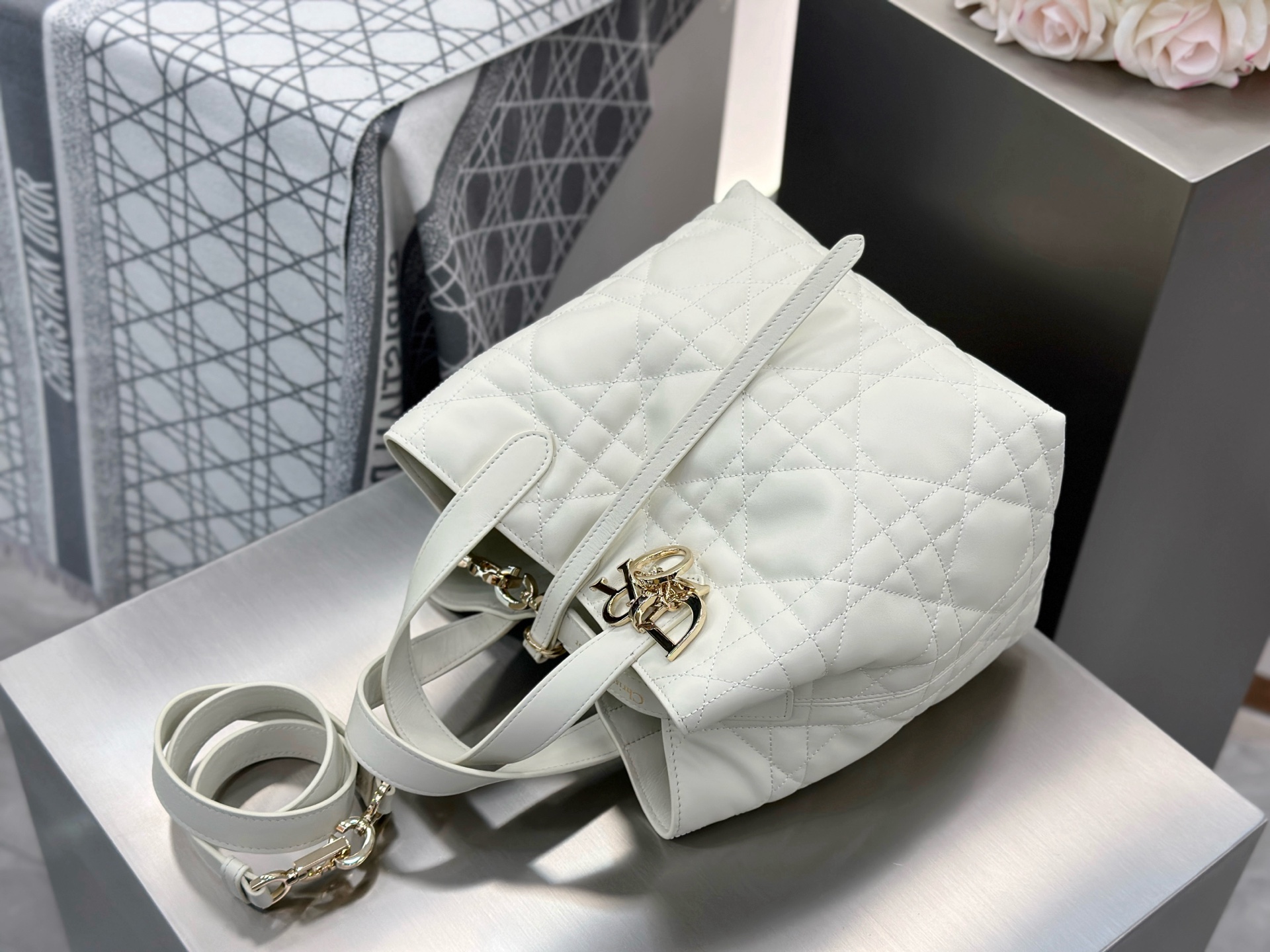 𝑫𝒊𝒐𝒓 𝑻𝒐𝒖𝒋𝒐𝒖𝒓𝒔 竖版中号❗️原厂奶白色中号现货🔥喜欢竖版的时髦精们有福啦❕新版竖款菜篮子设计