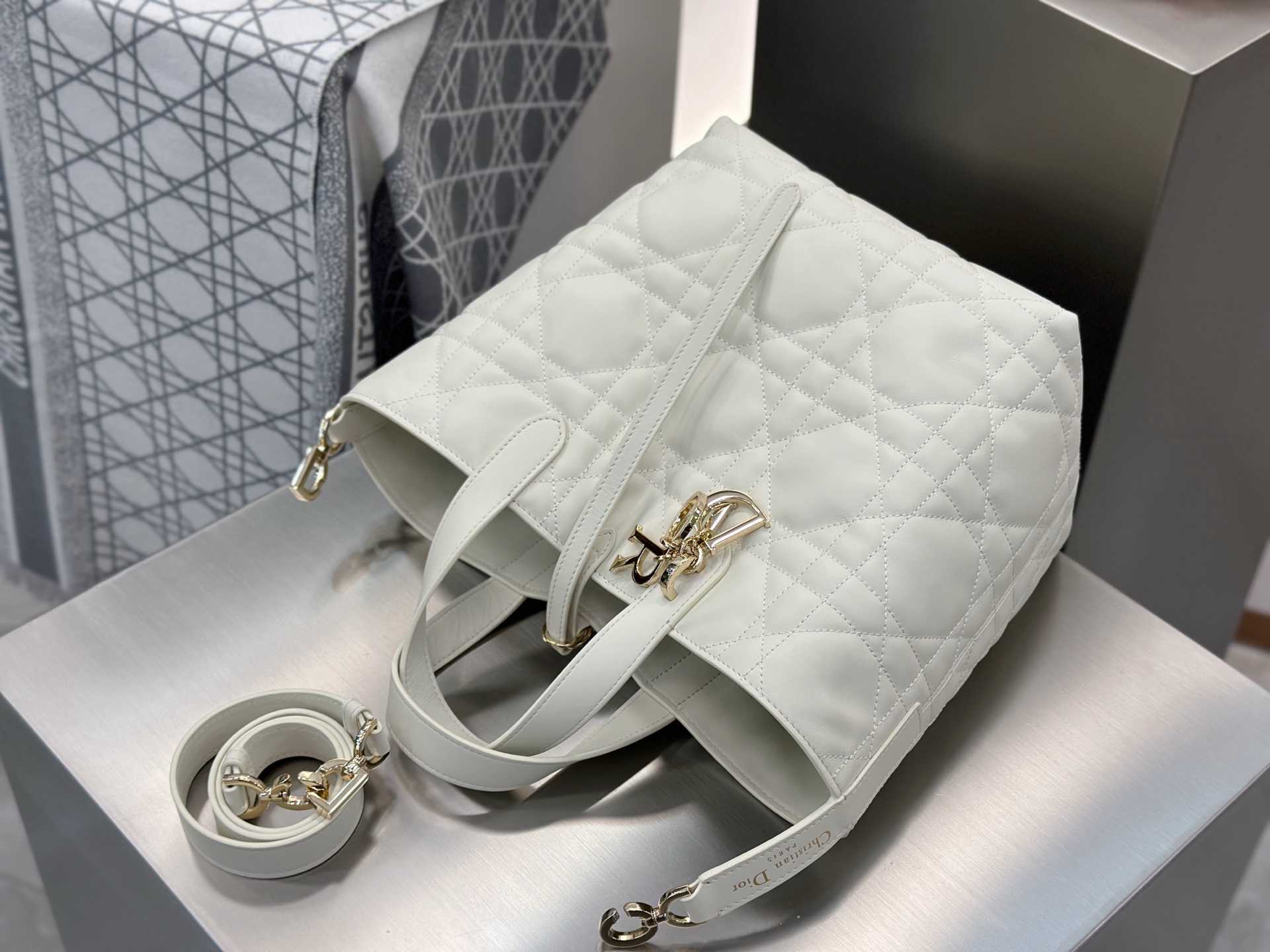 𝑫𝒊𝒐𝒓 𝑻𝒐𝒖𝒋𝒐𝒖𝒓𝒔 竖版中号❗️原厂奶白色中号现货🔥喜欢竖版的时髦精们有福啦❕新版竖款菜篮子设计