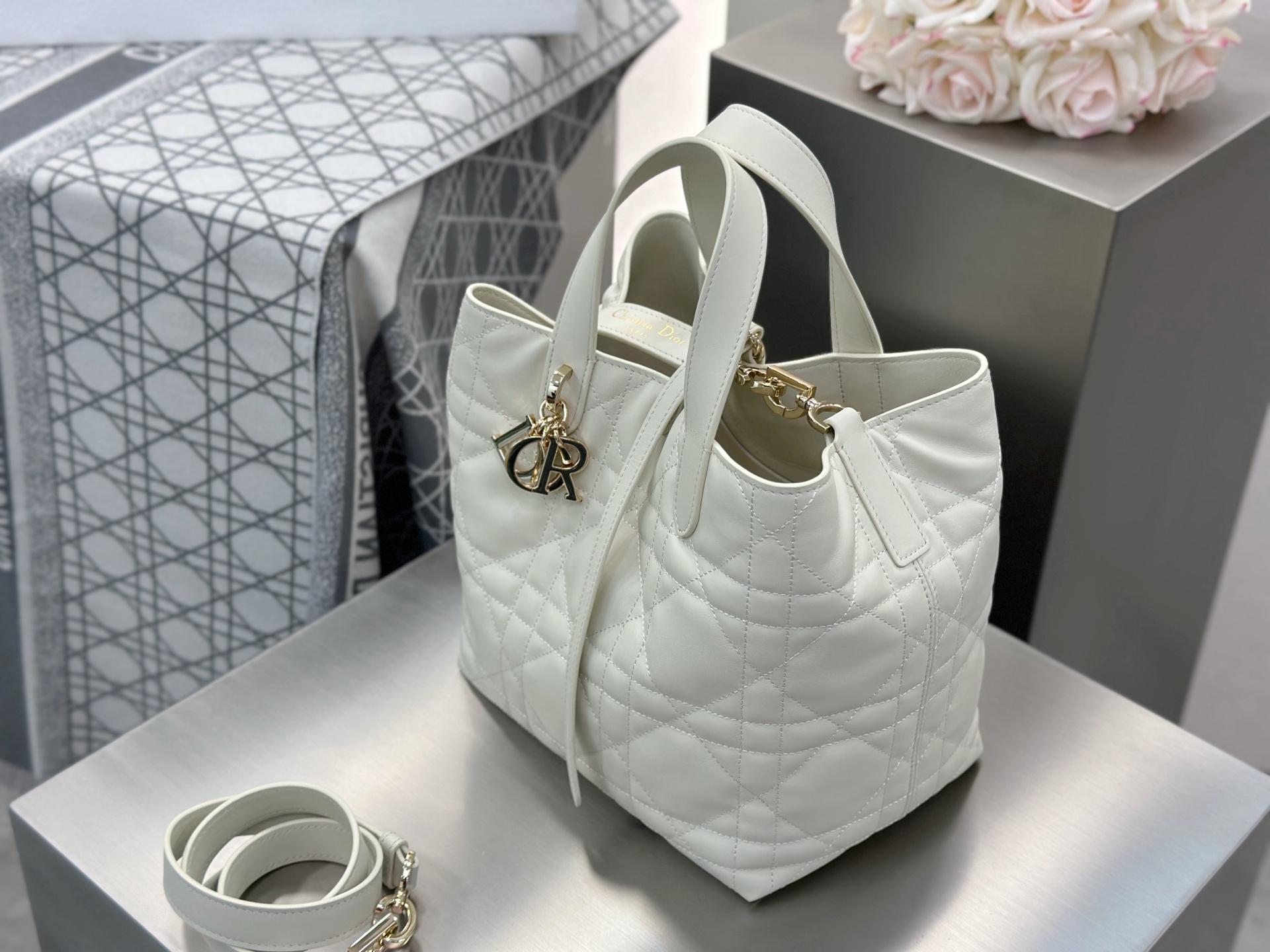 𝑫𝒊𝒐𝒓 𝑻𝒐𝒖𝒋𝒐𝒖𝒓𝒔 竖版中号❗️原厂奶白色中号现货🔥喜欢竖版的时髦精们有福啦❕新版竖款菜篮子设计