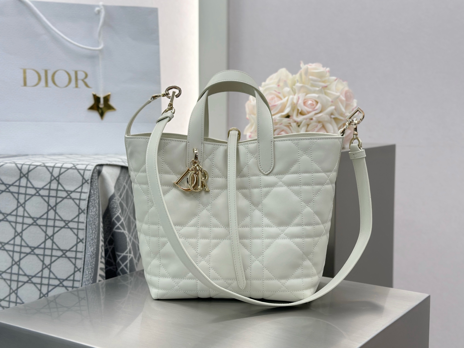 𝑫𝒊𝒐𝒓 𝑻𝒐𝒖𝒋𝒐𝒖𝒓𝒔 竖版中号❗️原厂奶白色中号现货🔥喜欢竖版的时髦精们有福啦❕新版竖款菜篮子设计