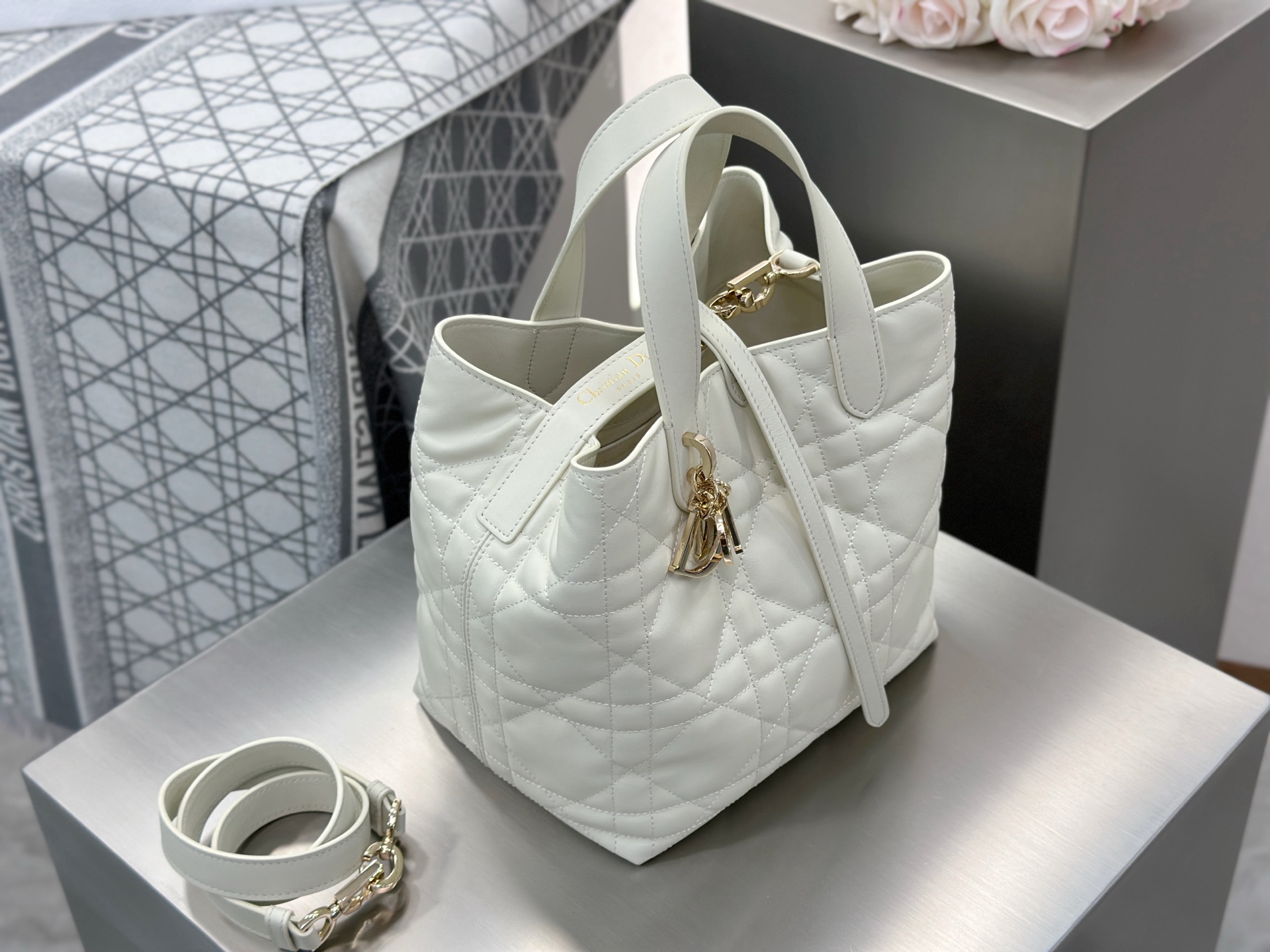 𝑫𝒊𝒐𝒓 𝑻𝒐𝒖𝒋𝒐𝒖𝒓𝒔 竖版中号❗️原厂奶白色中号现货🔥喜欢竖版的时髦精们有福啦❕新版竖款菜篮子设计