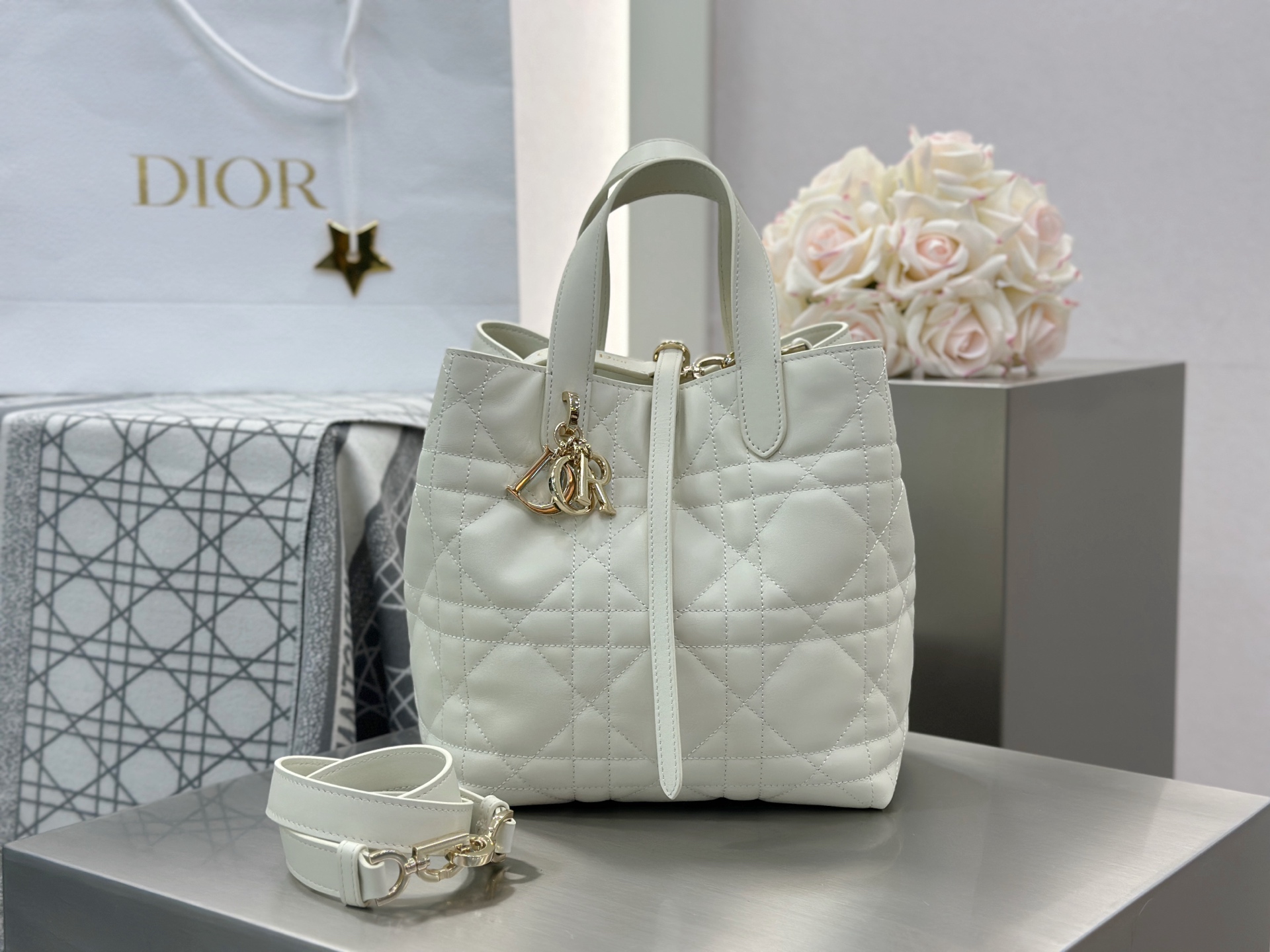 𝑫𝒊𝒐𝒓 𝑻𝒐𝒖𝒋𝒐𝒖𝒓𝒔 竖版中号❗️原厂奶白色中号现货🔥喜欢竖版的时髦精们有福啦❕新版竖款菜篮子设计