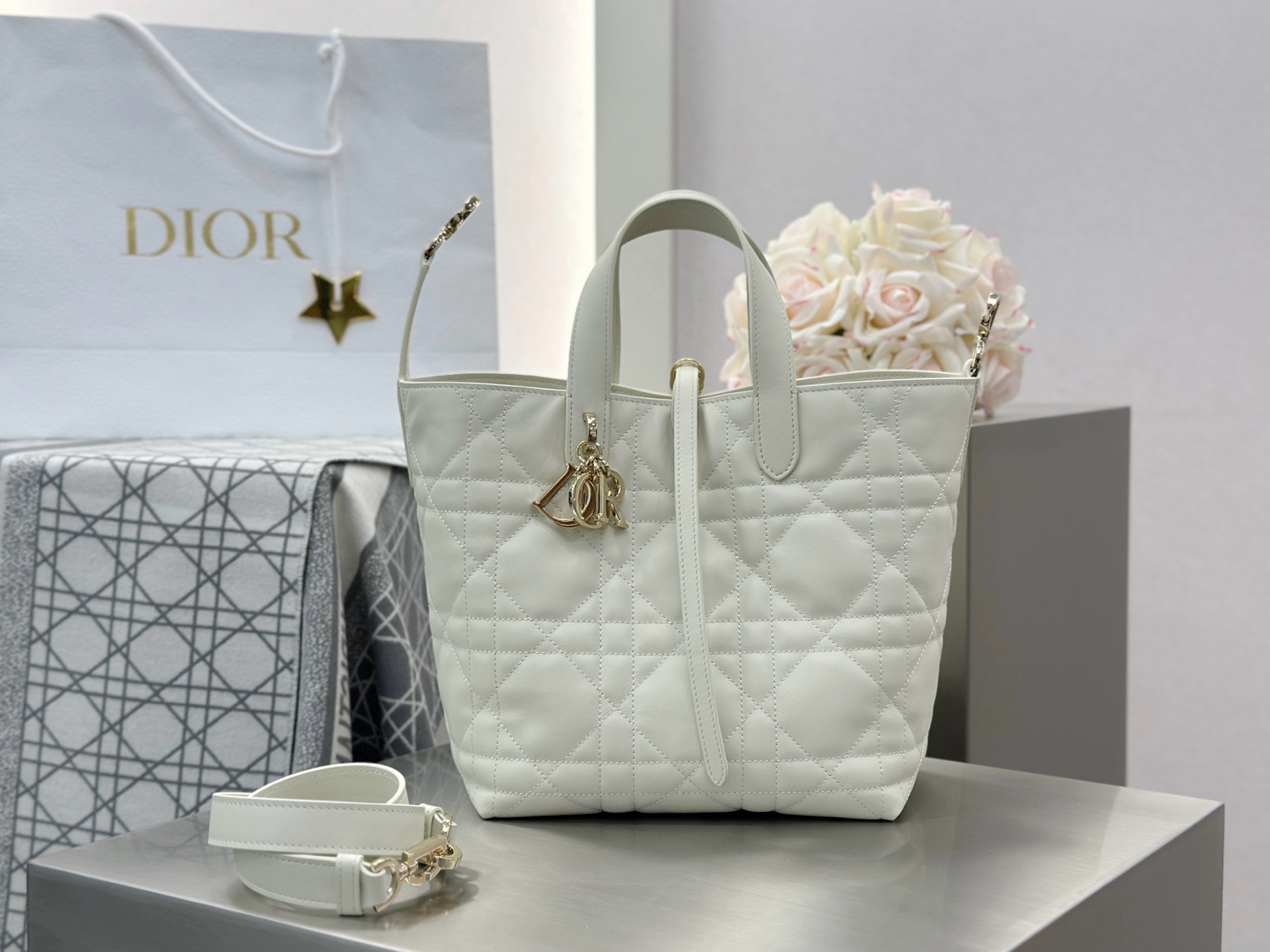 𝑫𝒊𝒐𝒓 𝑻𝒐𝒖𝒋𝒐𝒖𝒓𝒔 竖版中号❗️原厂奶白色中号现货🔥喜欢竖版的时髦精们有福啦❕新版竖款菜篮子设计