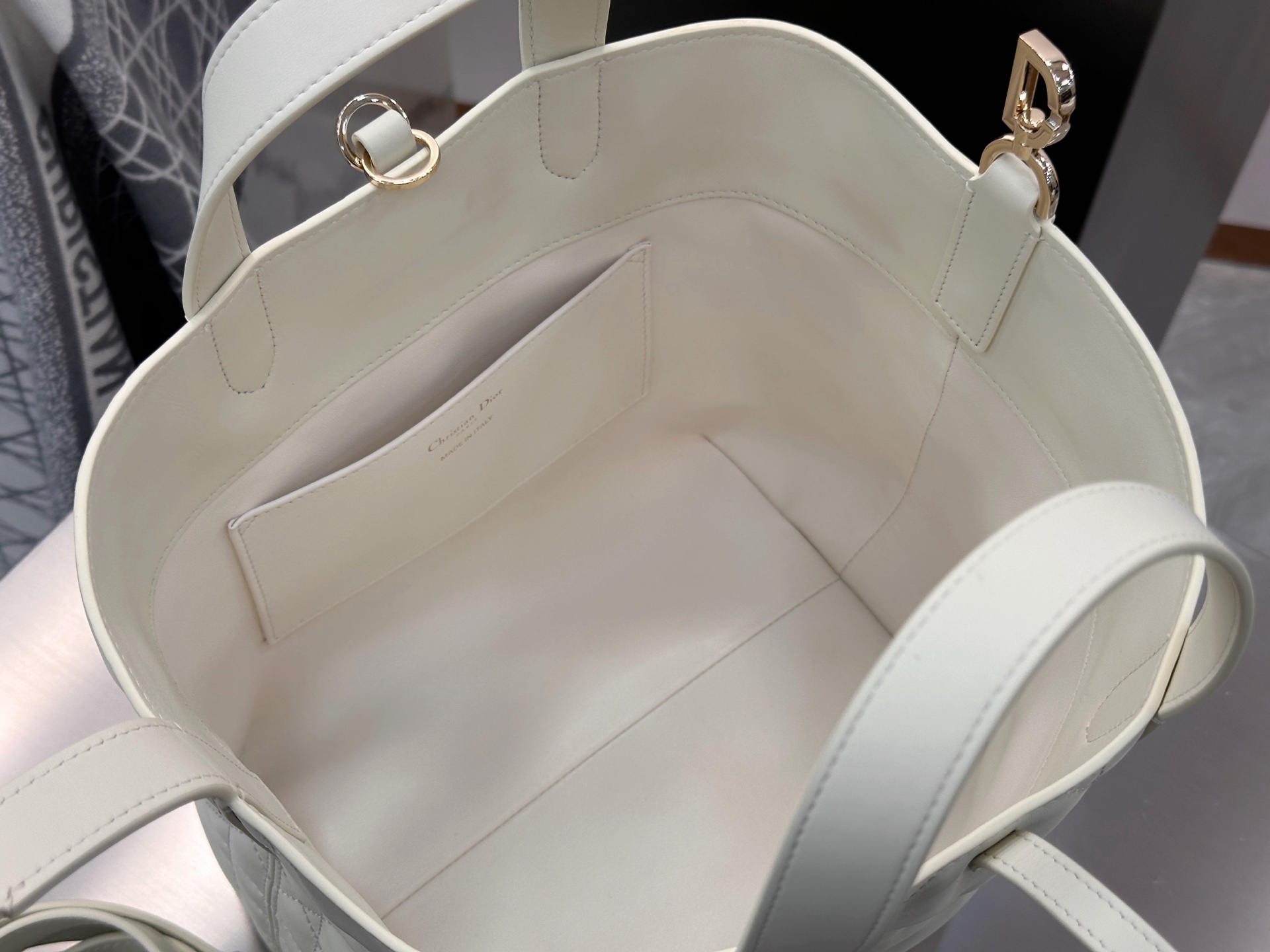 𝑫𝒊𝒐𝒓 𝑻𝒐𝒖𝒋𝒐𝒖𝒓𝒔 竖版中号❗️原厂奶白色中号现货🔥喜欢竖版的时髦精们有福啦❕新版竖款菜篮子设计