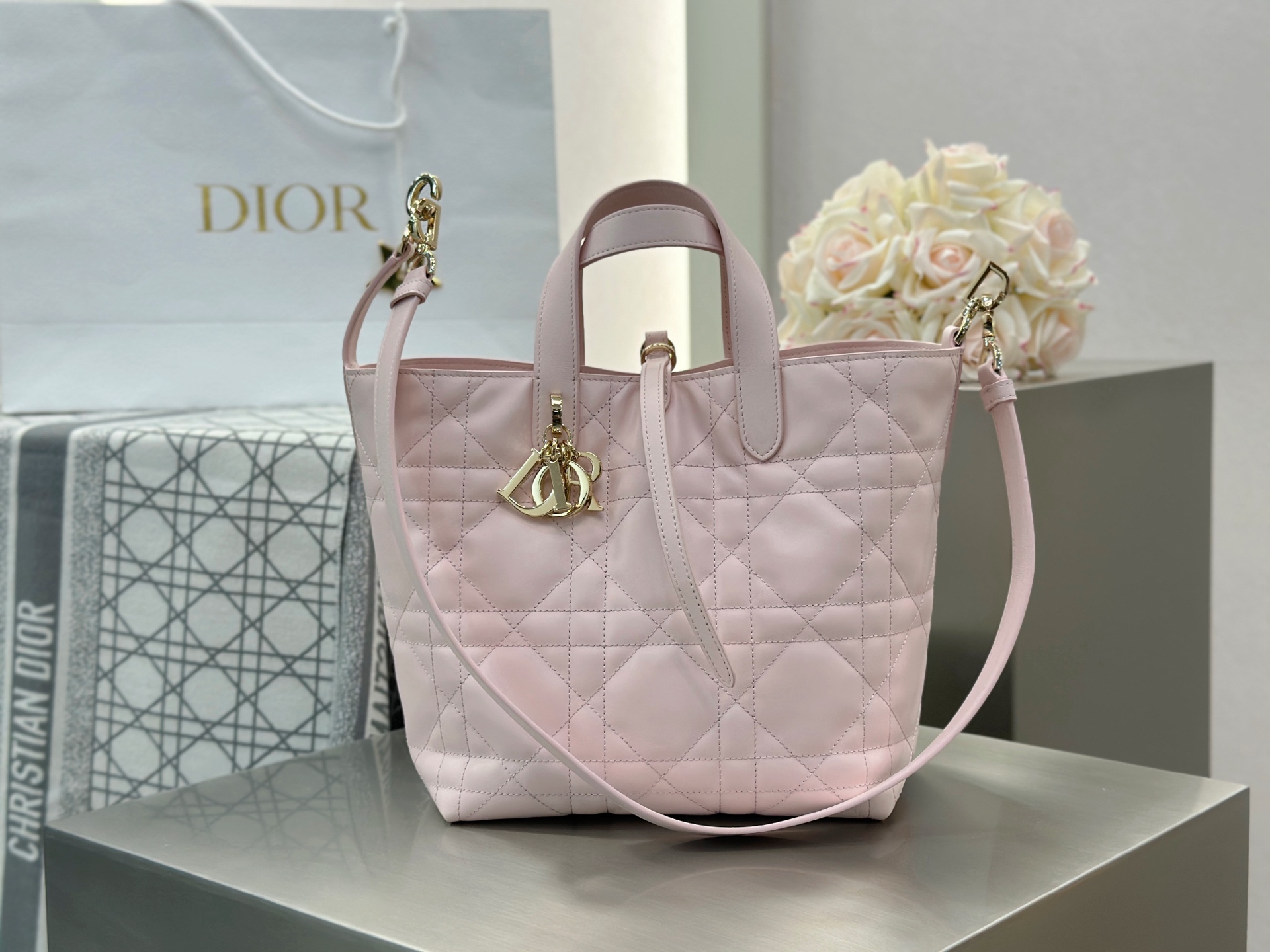 𝑫𝒊𝒐𝒓 𝑻𝒐𝒖𝒋𝒐𝒖𝒓𝒔 竖版中号❗️原厂浅粉中号现货🔥喜欢竖版的时髦精们有福啦❕新版竖款菜篮子设计🔆