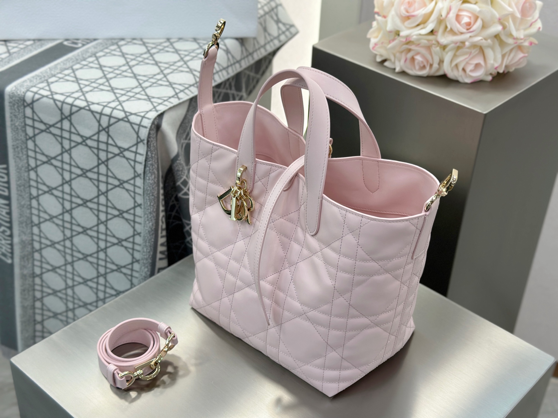 𝑫𝒊𝒐𝒓 𝑻𝒐𝒖𝒋𝒐𝒖𝒓𝒔 竖版中号❗️原厂浅粉中号现货🔥喜欢竖版的时髦精们有福啦❕新版竖款菜篮子设计🔆