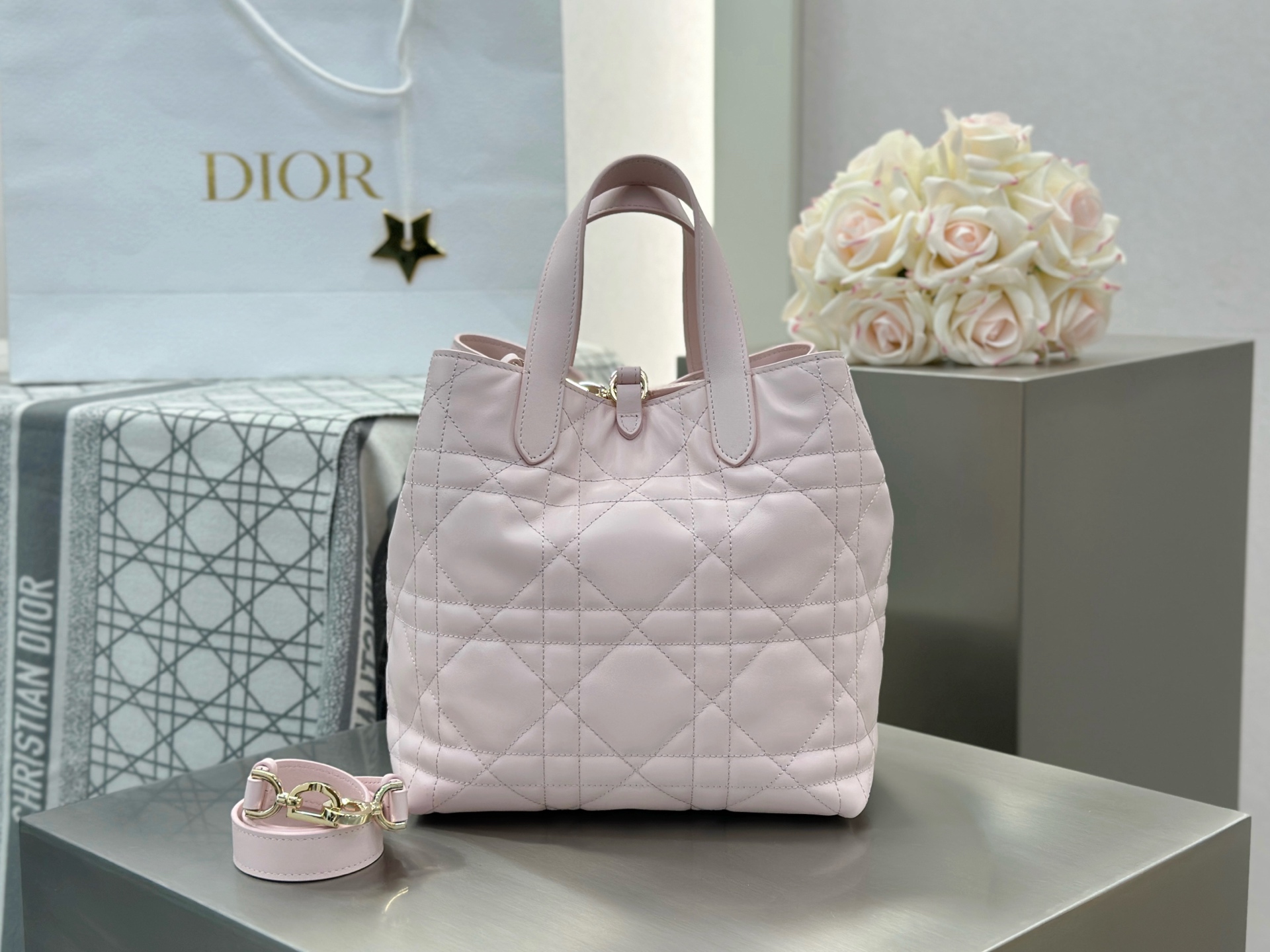 𝑫𝒊𝒐𝒓 𝑻𝒐𝒖𝒋𝒐𝒖𝒓𝒔 竖版中号❗️原厂浅粉中号现货🔥喜欢竖版的时髦精们有福啦❕新版竖款菜篮子设计🔆