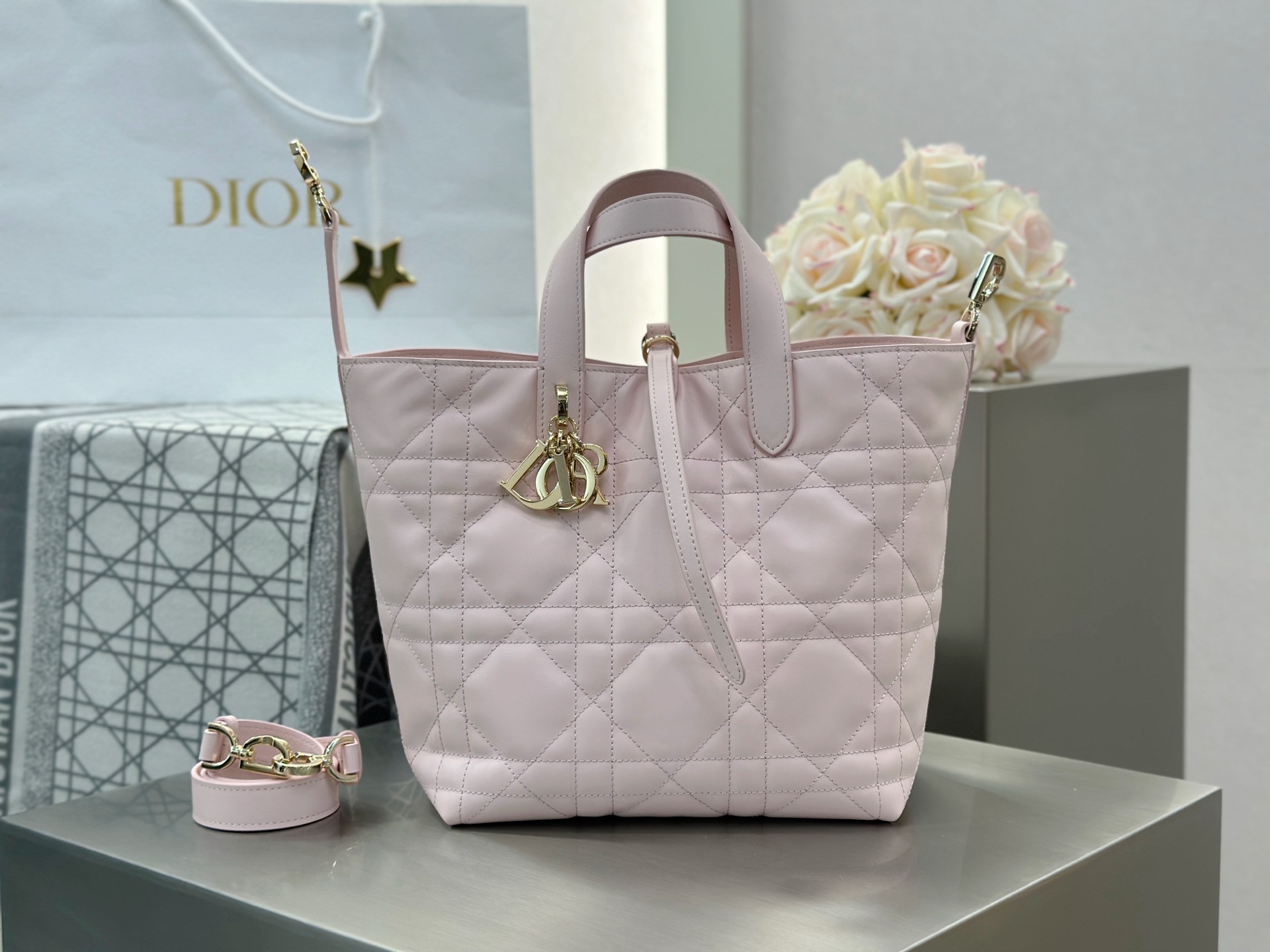 𝑫𝒊𝒐𝒓 𝑻𝒐𝒖𝒋𝒐𝒖𝒓𝒔 竖版中号❗️原厂浅粉中号现货🔥喜欢竖版的时髦精们有福啦❕新版竖款菜篮子设计🔆