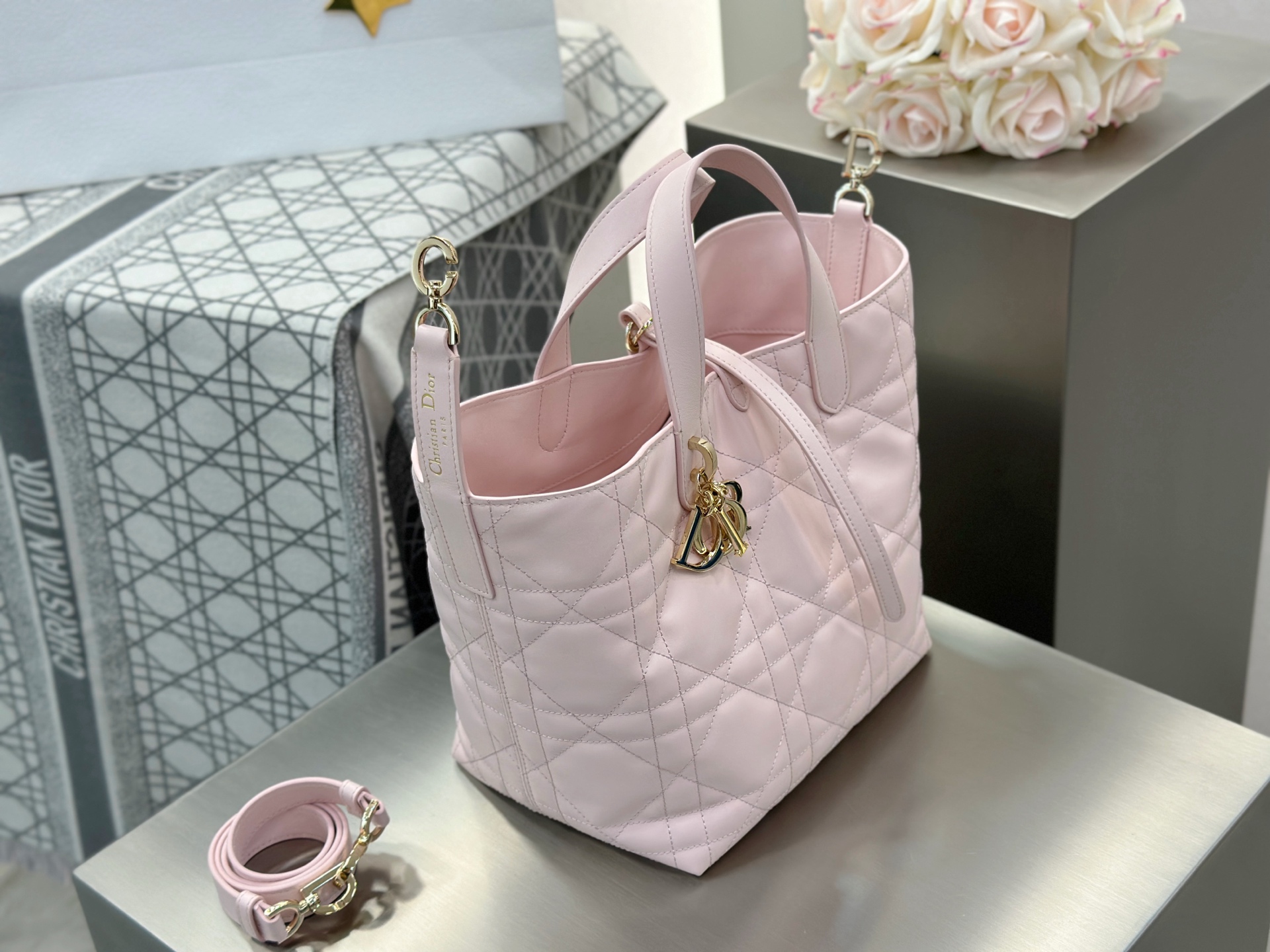 𝑫𝒊𝒐𝒓 𝑻𝒐𝒖𝒋𝒐𝒖𝒓𝒔 竖版中号❗️原厂浅粉中号现货🔥喜欢竖版的时髦精们有福啦❕新版竖款菜篮子设计🔆