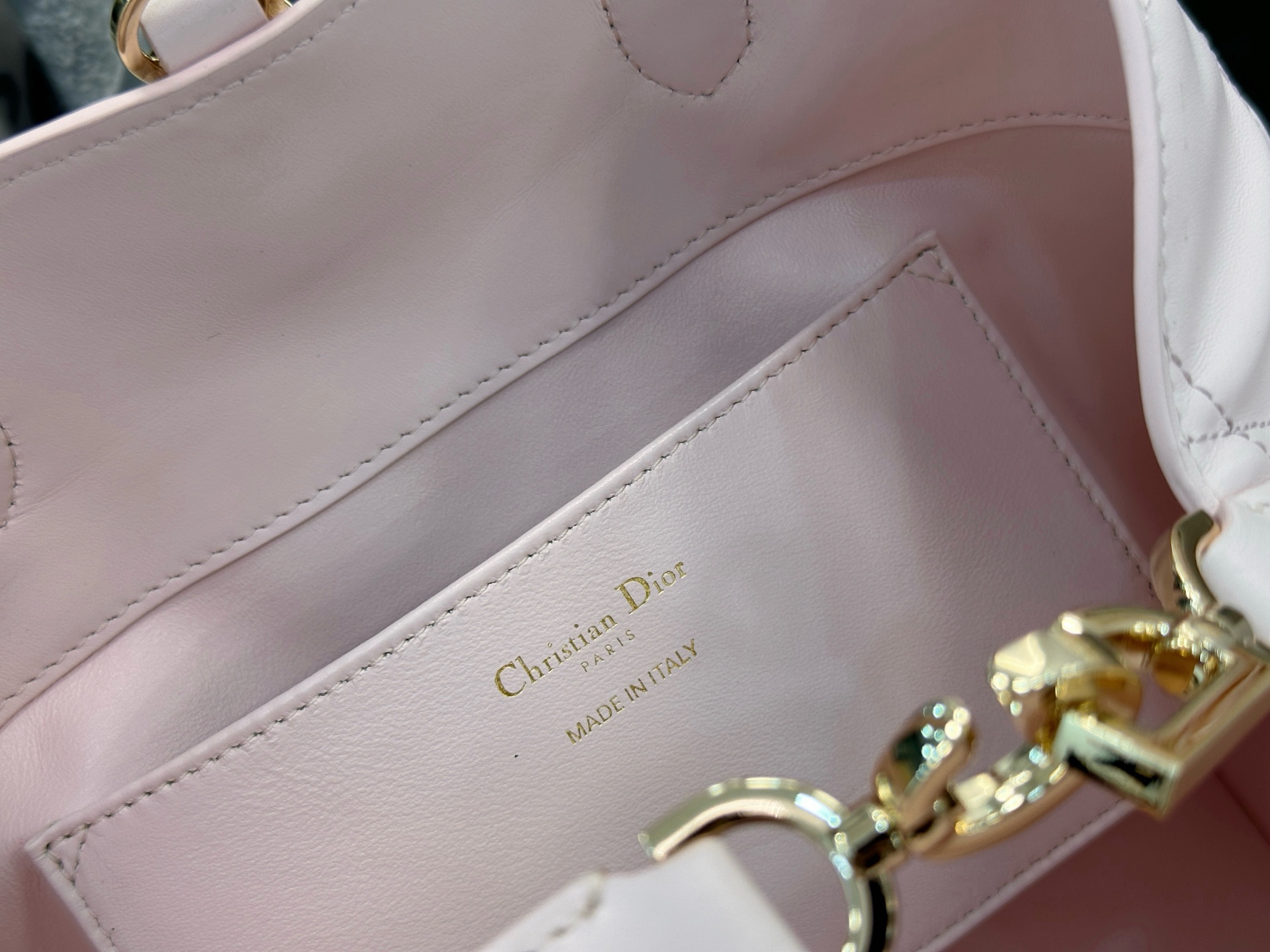 𝑫𝒊𝒐𝒓 𝑻𝒐𝒖𝒋𝒐𝒖𝒓𝒔 竖版中号❗️原厂浅粉中号现货🔥喜欢竖版的时髦精们有福啦❕新版竖款菜篮子设计🔆