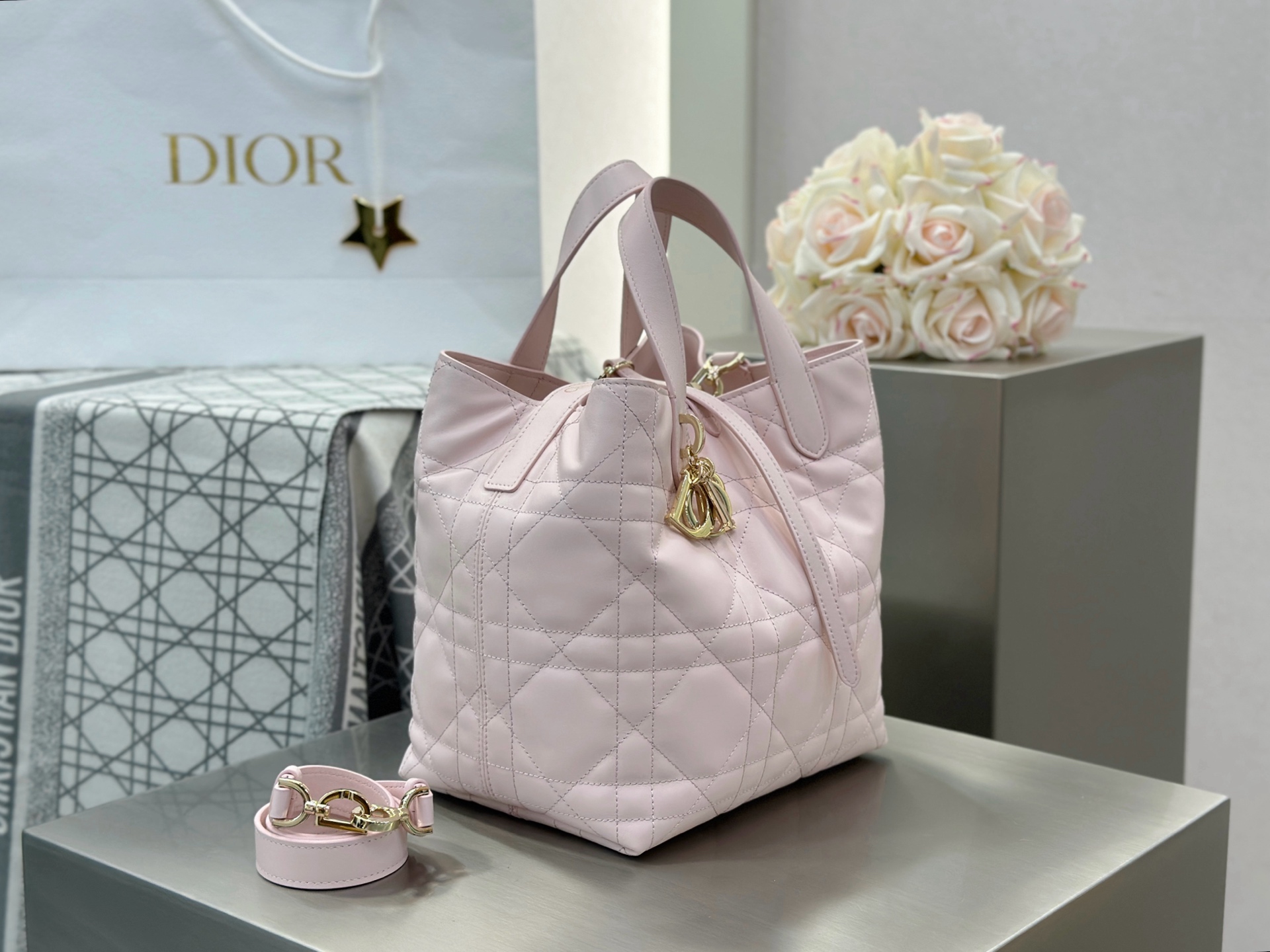 𝑫𝒊𝒐𝒓 𝑻𝒐𝒖𝒋𝒐𝒖𝒓𝒔 竖版中号❗️原厂浅粉中号现货🔥喜欢竖版的时髦精们有福啦❕新版竖款菜篮子设计🔆