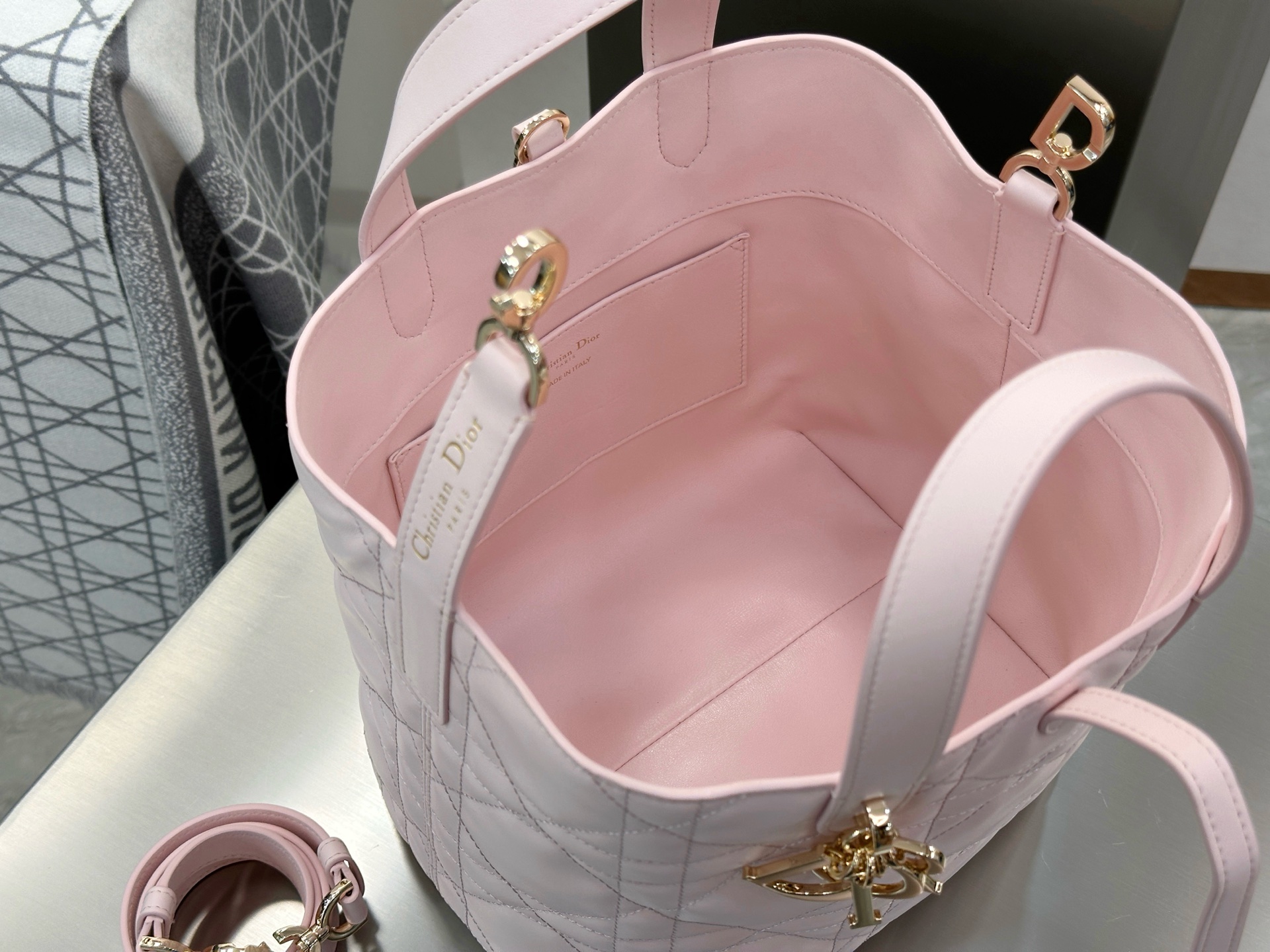 𝑫𝒊𝒐𝒓 𝑻𝒐𝒖𝒋𝒐𝒖𝒓𝒔 竖版中号❗️原厂浅粉中号现货🔥喜欢竖版的时髦精们有福啦❕新版竖款菜篮子设计🔆