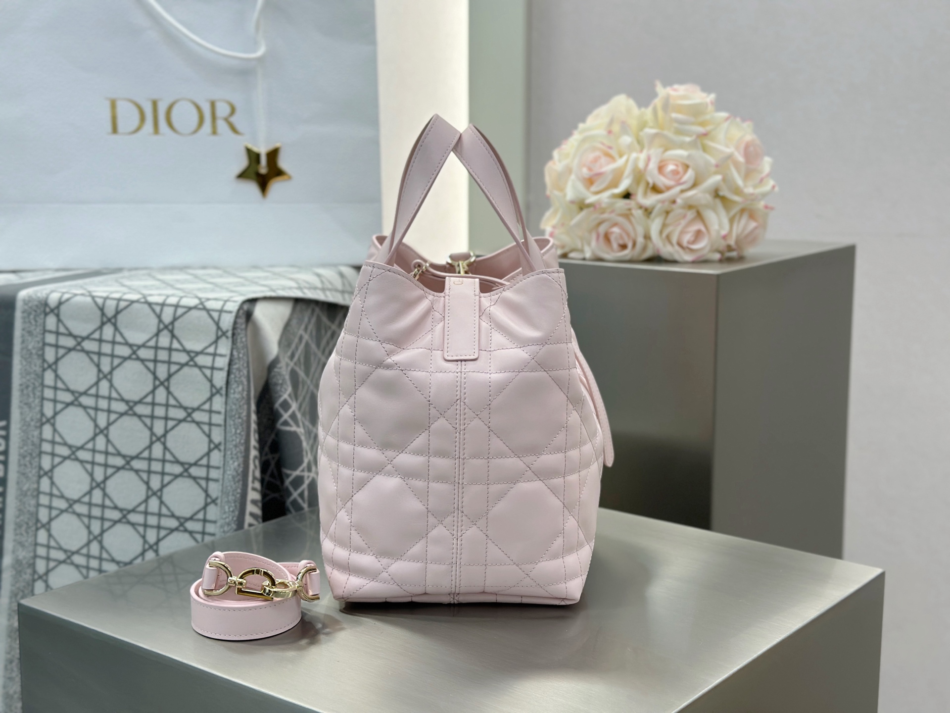 𝑫𝒊𝒐𝒓 𝑻𝒐𝒖𝒋𝒐𝒖𝒓𝒔 竖版中号❗️原厂浅粉中号现货🔥喜欢竖版的时髦精们有福啦❕新版竖款菜篮子设计🔆