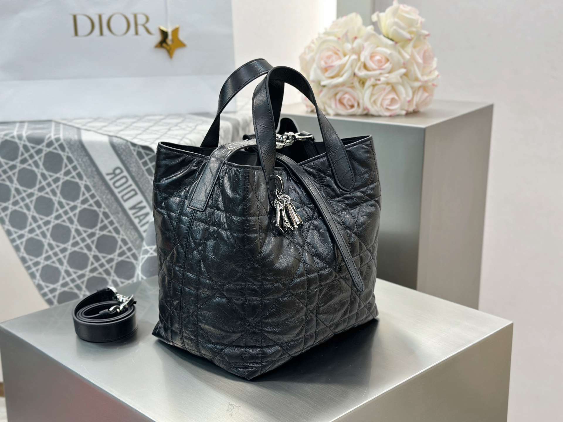 𝑫𝒊𝒐𝒓 𝑻𝒐𝒖𝒋𝒐𝒖𝒓𝒔 竖版中号❗️原厂黑色油蜡皮中号现货🔥喜欢竖版的时髦精们有福啦❕新版竖款菜篮子