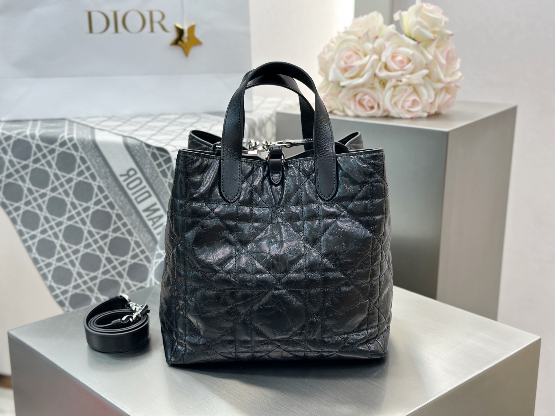 𝑫𝒊𝒐𝒓 𝑻𝒐𝒖𝒋𝒐𝒖𝒓𝒔 竖版中号❗️原厂黑色油蜡皮中号现货🔥喜欢竖版的时髦精们有福啦❕新版竖款菜篮子