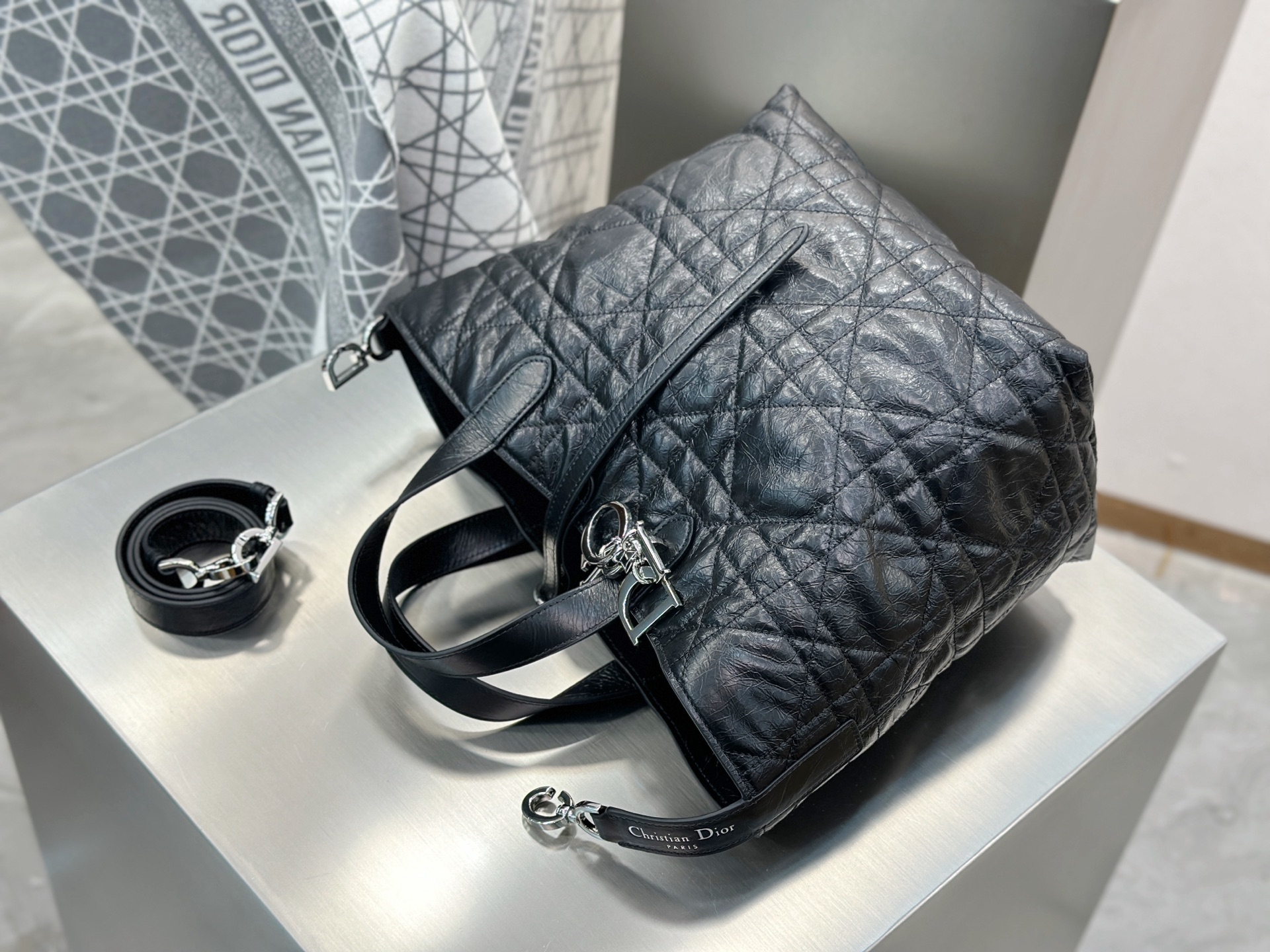 𝑫𝒊𝒐𝒓 𝑻𝒐𝒖𝒋𝒐𝒖𝒓𝒔 竖版中号❗️原厂黑色油蜡皮中号现货🔥喜欢竖版的时髦精们有福啦❕新版竖款菜篮子