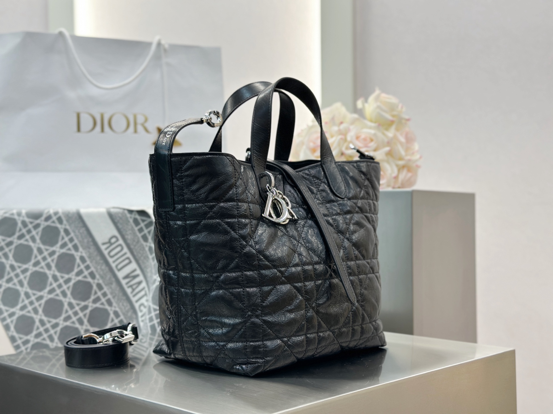 𝑫𝒊𝒐𝒓 𝑻𝒐𝒖𝒋𝒐𝒖𝒓𝒔 竖版中号❗️原厂黑色油蜡皮中号现货🔥喜欢竖版的时髦精们有福啦❕新版竖款菜篮子